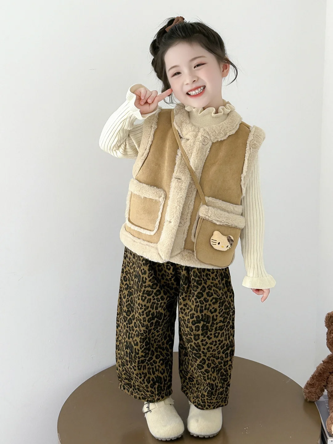 Модный комплект из жилета и брюк с леопардовым принтом на подкладке для маленьких девочек, осенне-зимний Новое поступление, милый костюм-футболка
Модный комплект из жилета и брюк с леопардовым принтом на подкладке для маленьких девочек, осенне-зимний Новое поступление, милый костюм-футболка