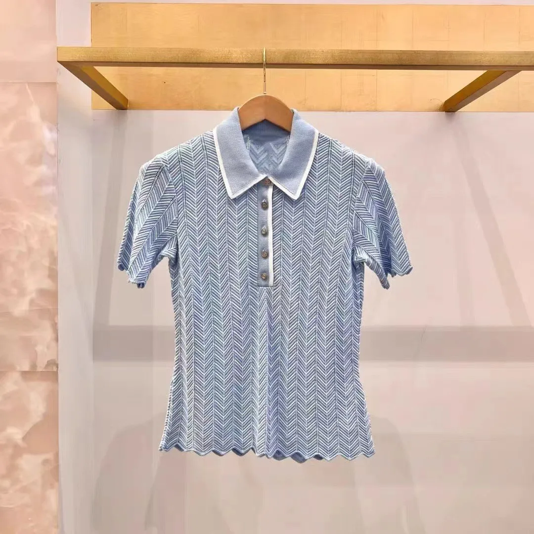 Новая женская футболка MaSandeM весна-лето, светло-голубая, ажурная, вязаная, с коротким рукавом, французский стиль, приталенная, с воротником
Новая женская футболка MaSandeM весна-лето, светло-голубая, ажурная, вязаная, с коротким рукавом, французский стиль, приталенная, с воротником