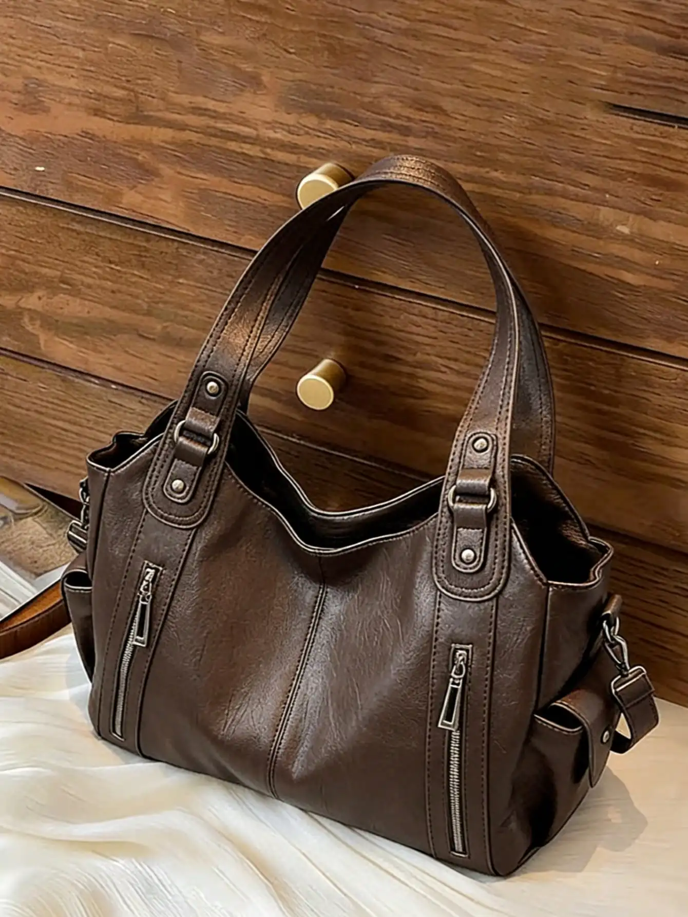 This Is A Fashionable And Versatile Shoulder Bag, A Multi-Functional Commuter Solid Color Large Capacity Vintage PU Material Shoulder Bag/Handbag, With Zipper Opening, Decorated With A Cherry Pendant, Women's Shoulder Bag, With Dual Handles Design, Very S
This Is A Fashionable And Versatile Shoulder Bag, A Multi-Functional Commuter Solid Color Large Capacity Vintage PU Material Shoulder Bag/Handbag, With Zipper Opening, Decorated With A Cherry Pendant, Women's Shoulder Bag, With Dual Handles Design, Very S