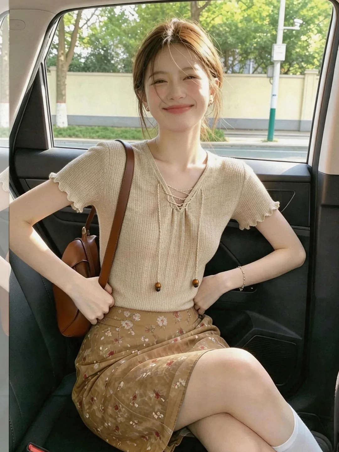 Unique Beautiful V-Neck Lace Knitted Short Sleeve T-Shirt Women's Fashionable Summer Top Korean Style Regular Fit Daily Wear
Unique Beautiful V-Neck Lace Knitted Short Sleeve T-Shirt Women's Fashionable Summer Top Korean Style Regular Fit Daily Wear
