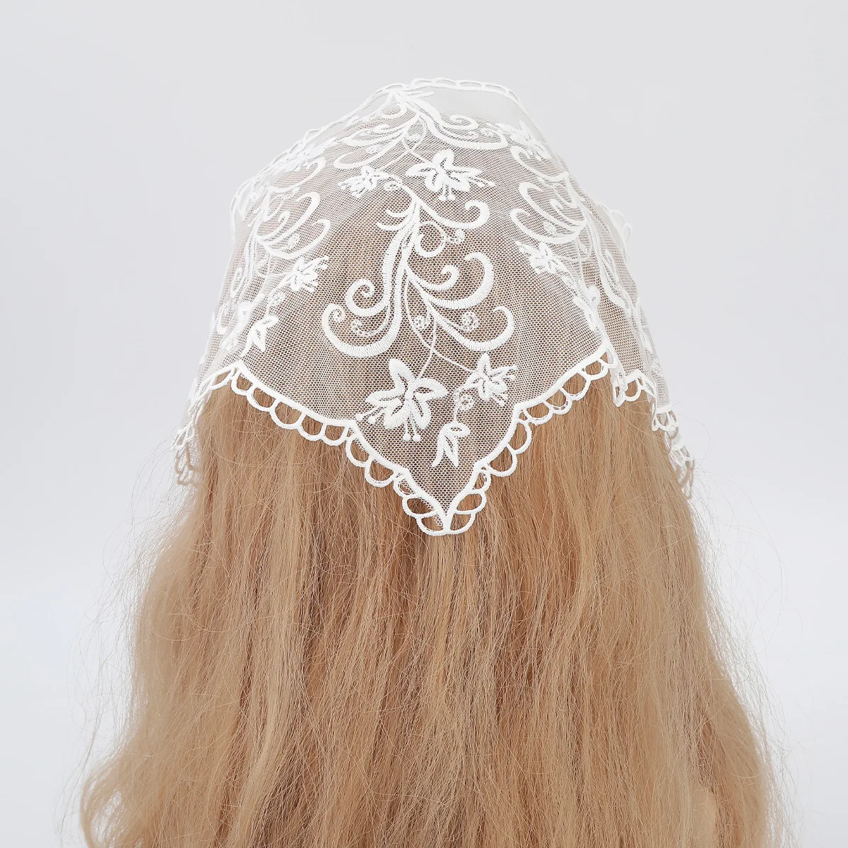Adorable flower headscarf for women, lightweight triangular scarf hair accessory for spring and summer outings
Adorable flower headscarf for women, lightweight triangular scarf hair accessory for spring and summer outings