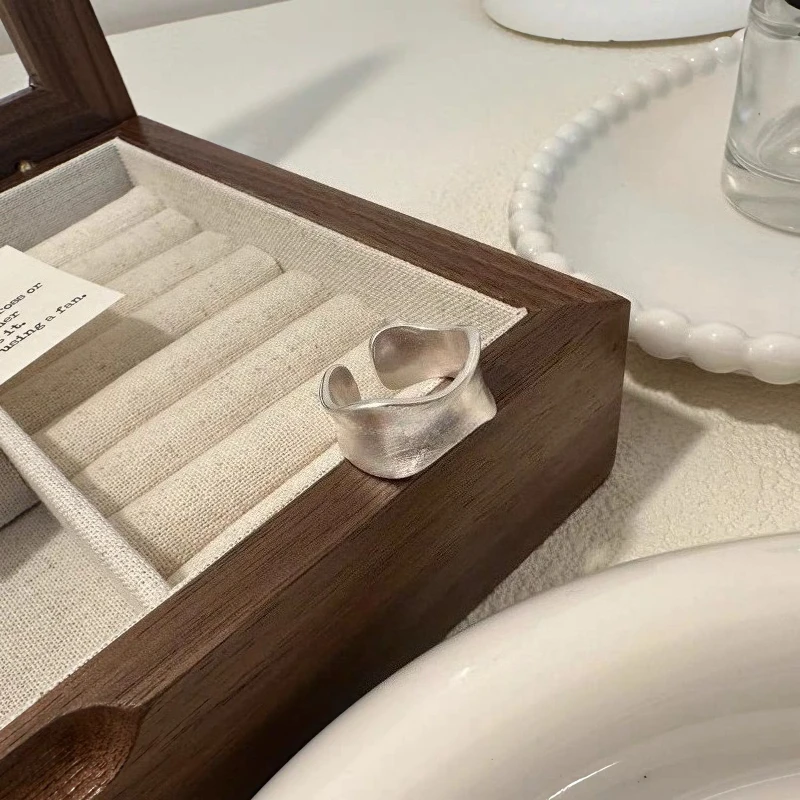 Корейский стиль, модное минималистское матовое кольцо неправильной формы, матовое матовое кольцо, подарок для девочек, кольцо из стерлингового серебра 925 пробы для женщин
Корейский стиль, модное минималистское матовое кольцо неправильной формы, матовое матовое кольцо, подарок для девочек, кольцо из стерлингового серебра 925 пробы для женщин