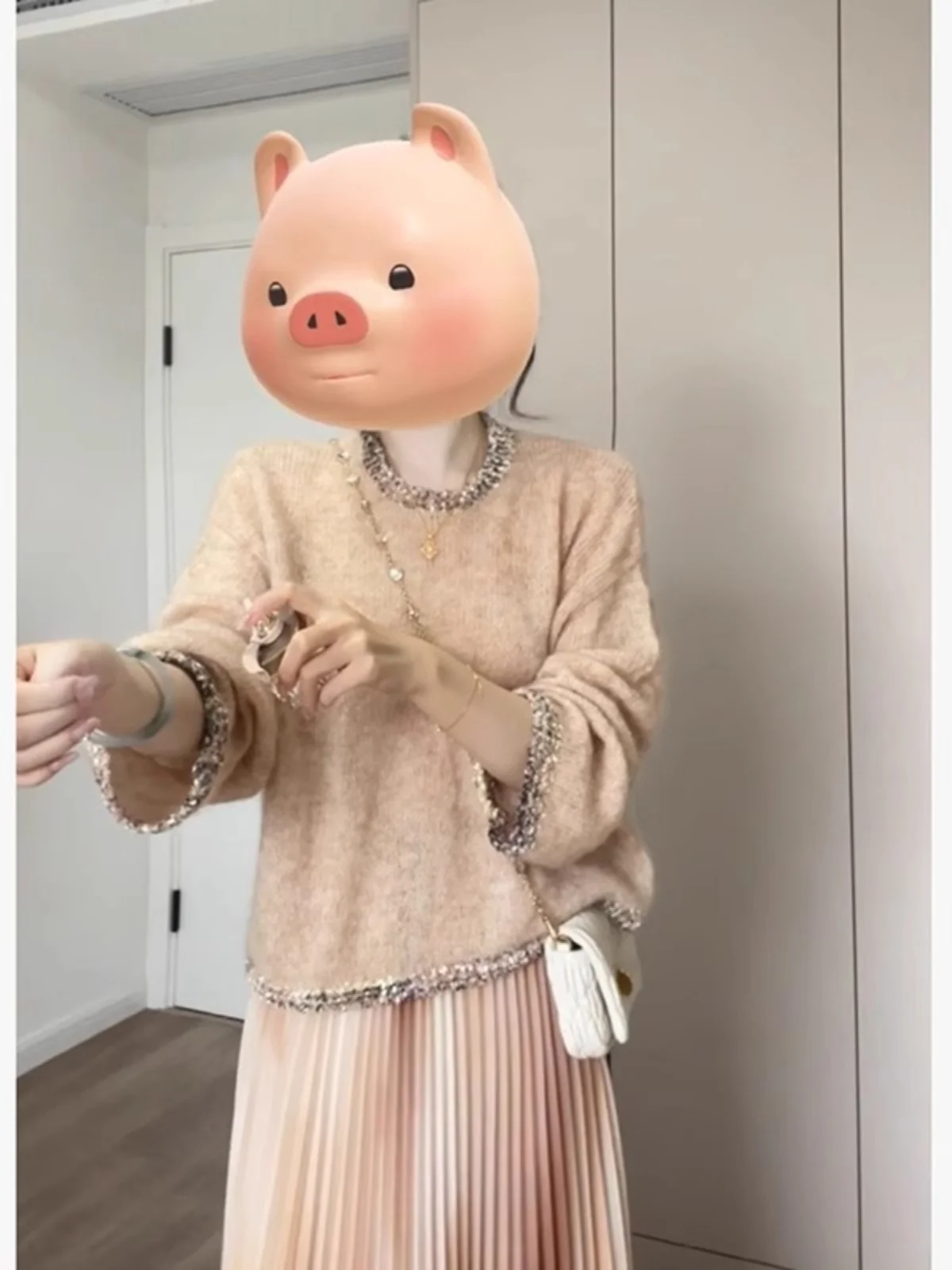 Свободный вязаный свитер с длинными рукавами и круглым вырезом для женщин, универсальный дизайн, осенняя новинка, большие размеры, модный повседневный стиль
Свободный вязаный свитер с длинными рукавами и круглым вырезом для женщин, универсальный дизайн, осенняя новинка, большие размеры, модный повседневный стиль