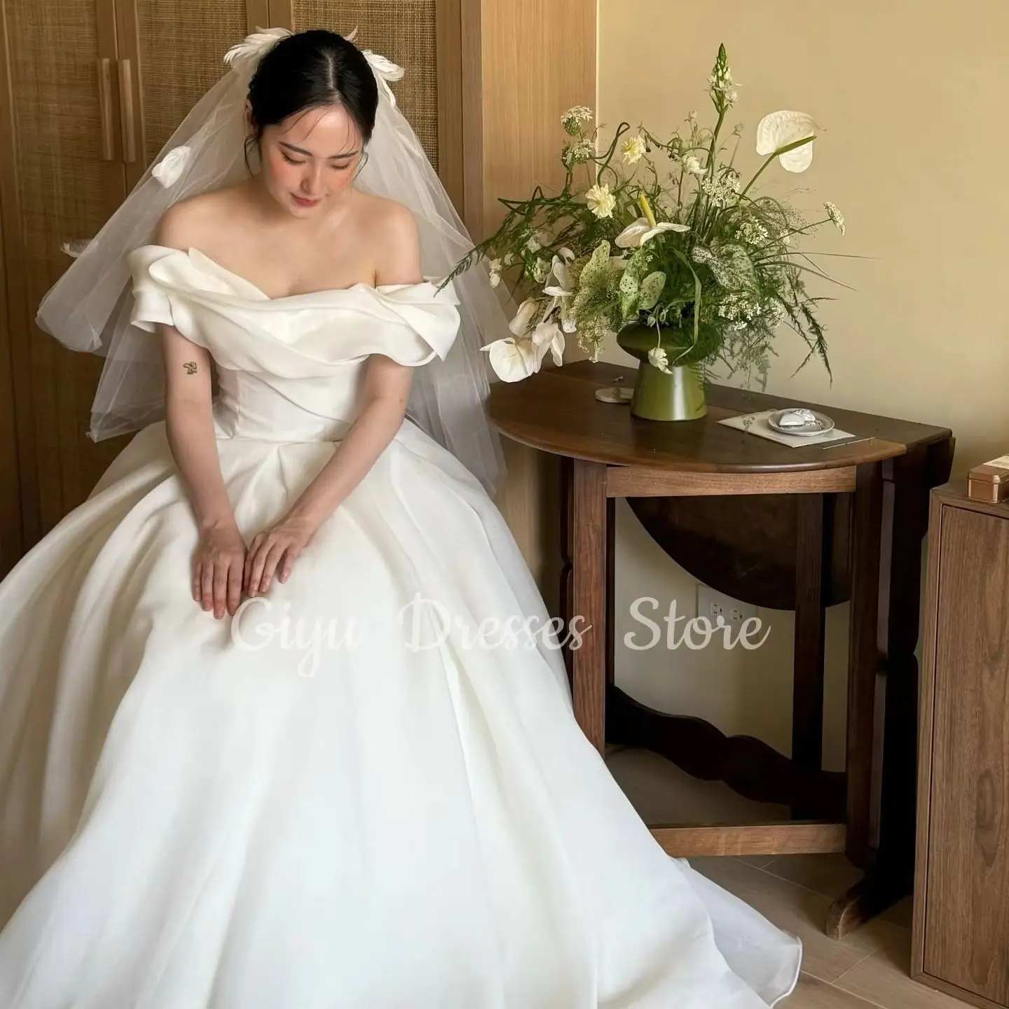 Giyu Simple A Line Korea Wedding Dresses Off Shoulder Pleat Floor-Length Organza Bridal Gowns Corset Back Customized 웨딩드레스 2025 
Giyu Simple A Line Korea Wedding Dresses Off Shoulder Pleat Floor-Length Organza Bridal Gowns Corset Back Customized 웨딩드레스 2025