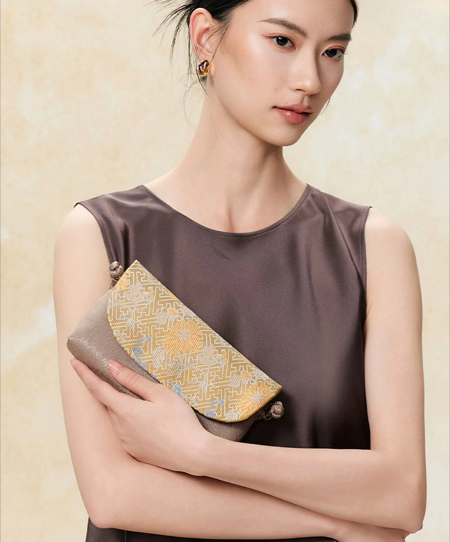 Shanghai Story 2026 New Silk Clutch Bag Chinese Style Qipao Crossbody Bag Gift for Mom
Shanghai Story 2026 New Silk Clutch Bag Chinese Style Qipao Crossbody Bag Gift for Mom