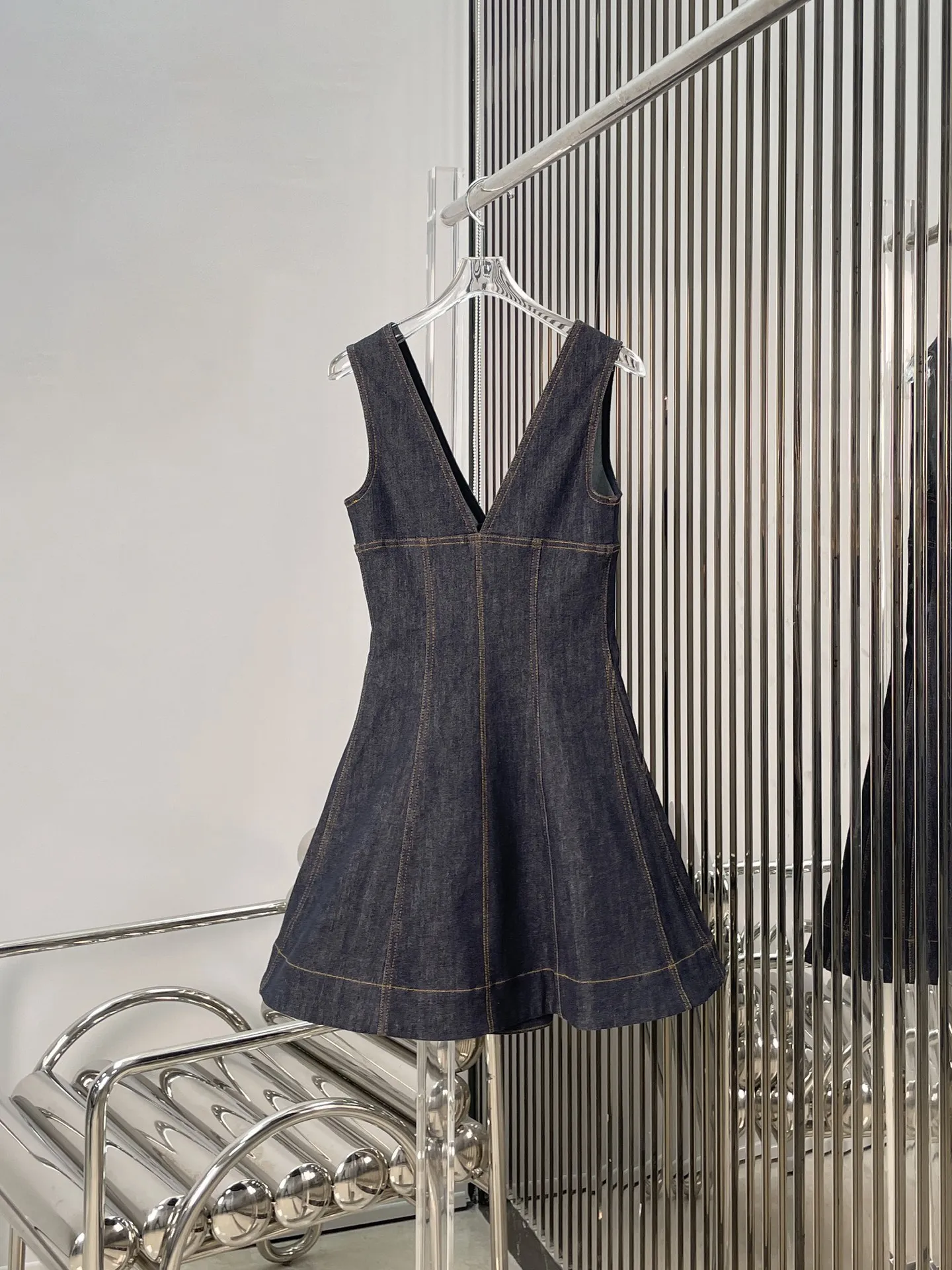 Elegant Vintage Style Women's Deep V-Neck Sleeveless Denim Dress Fashionable Trendy Casual Daily Wear Elegant Atmosphere
Elegant Vintage Style Women's Deep V-Neck Sleeveless Denim Dress Fashionable Trendy Casual Daily Wear Elegant Atmosphere