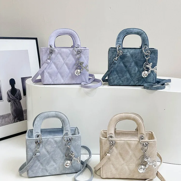 2025 Luxury Quilted Diamond Tote Bag - Convertible Shoulder/Crossbody/Handheld, Vegan Leather with Gold Hardware
2025 Luxury Quilted Diamond Tote Bag - Convertible Shoulder/Crossbody/Handheld, Vegan Leather with Gold Hardware
