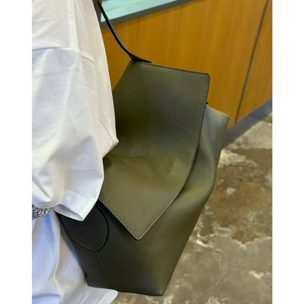 2026 New Clamshell Tote Bag Large Capacity Leather Women's Bag High Quality Shoulder Underarm Texture Unique Fashion Simple
2026 New Clamshell Tote Bag Large Capacity Leather Women's Bag High Quality Shoulder Underarm Texture Unique Fashion Simple