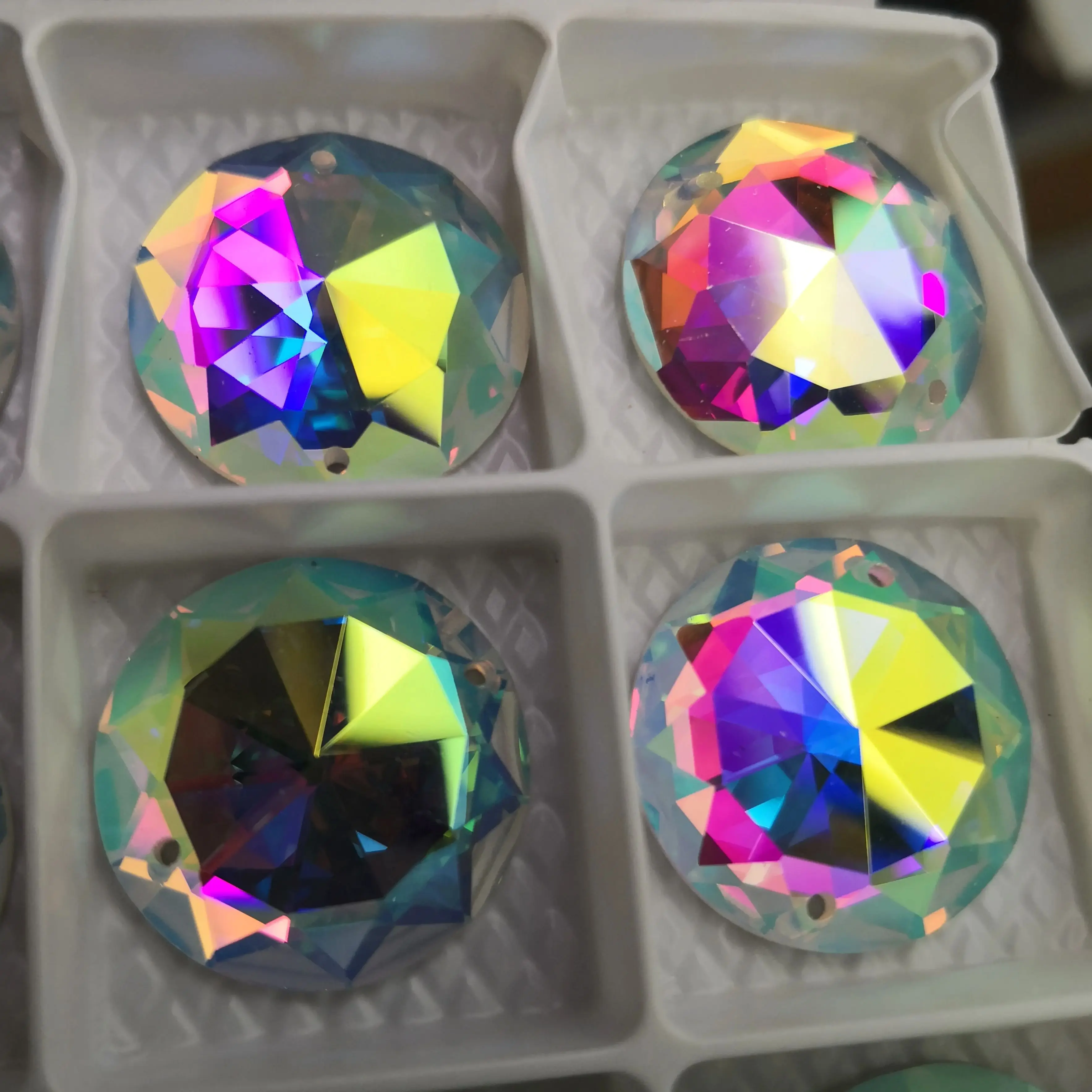 Стразы HISwaro Sew On Mirror Crystal AB Glass Matte с матовой поверхностью, плоским дном и отверстиями для пришивания, для одежды, ювелирных изделий, рукоделия и вышивки.
Стразы HISwaro Sew On Mirror Crystal AB Glass Matte с матовой поверхностью, плоским дном и отверстиями для пришивания, для одежды, ювелирных изделий, рукоделия и вышивки.