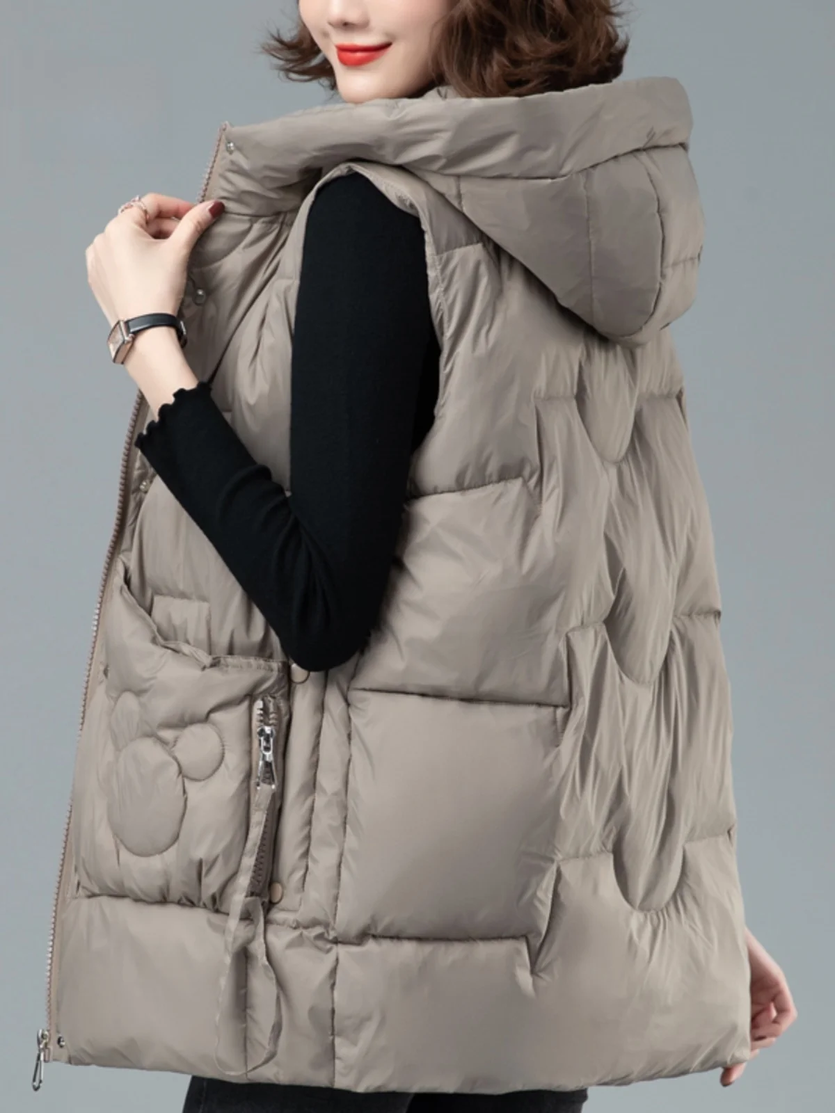 Хлопковый жилет Bla, женская верхняя одежда, новинка 2025, осень-зима, тюнер средней длины с капюшоном и застежкой-молнией, полиэфирное волокно
Хлопковый жилет Bla, женская верхняя одежда, новинка 2025, осень-зима, тюнер средней длины с капюшоном и застежкой-молнией, полиэфирное волокно