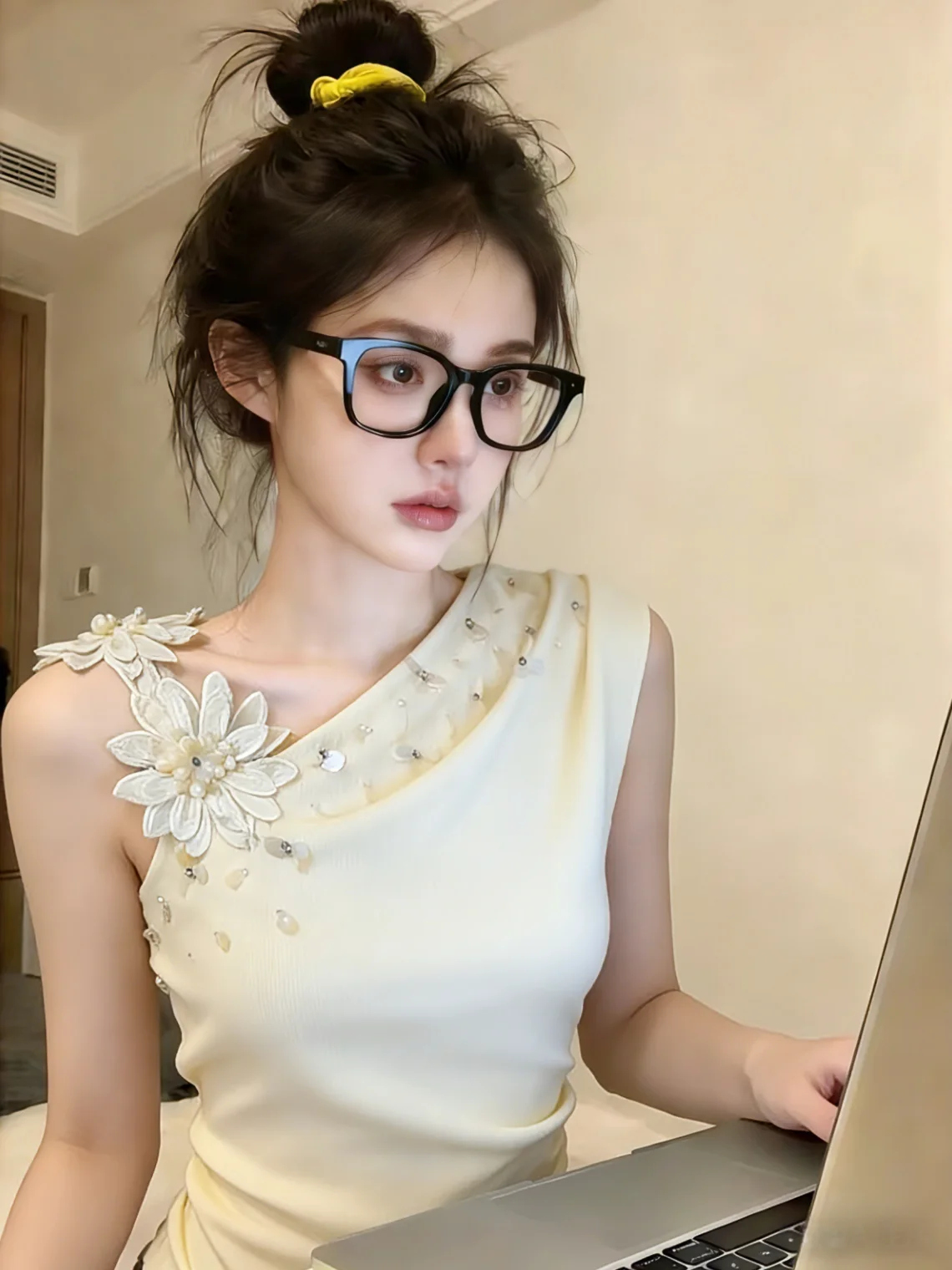 Summer New Style Women's Slim Fit Tank Top with 3D Flower Decoration Self-Preserving Shoulder Strap Korean Version Commute
Summer New Style Women's Slim Fit Tank Top with 3D Flower Decoration Self-Preserving Shoulder Strap Korean Version Commute