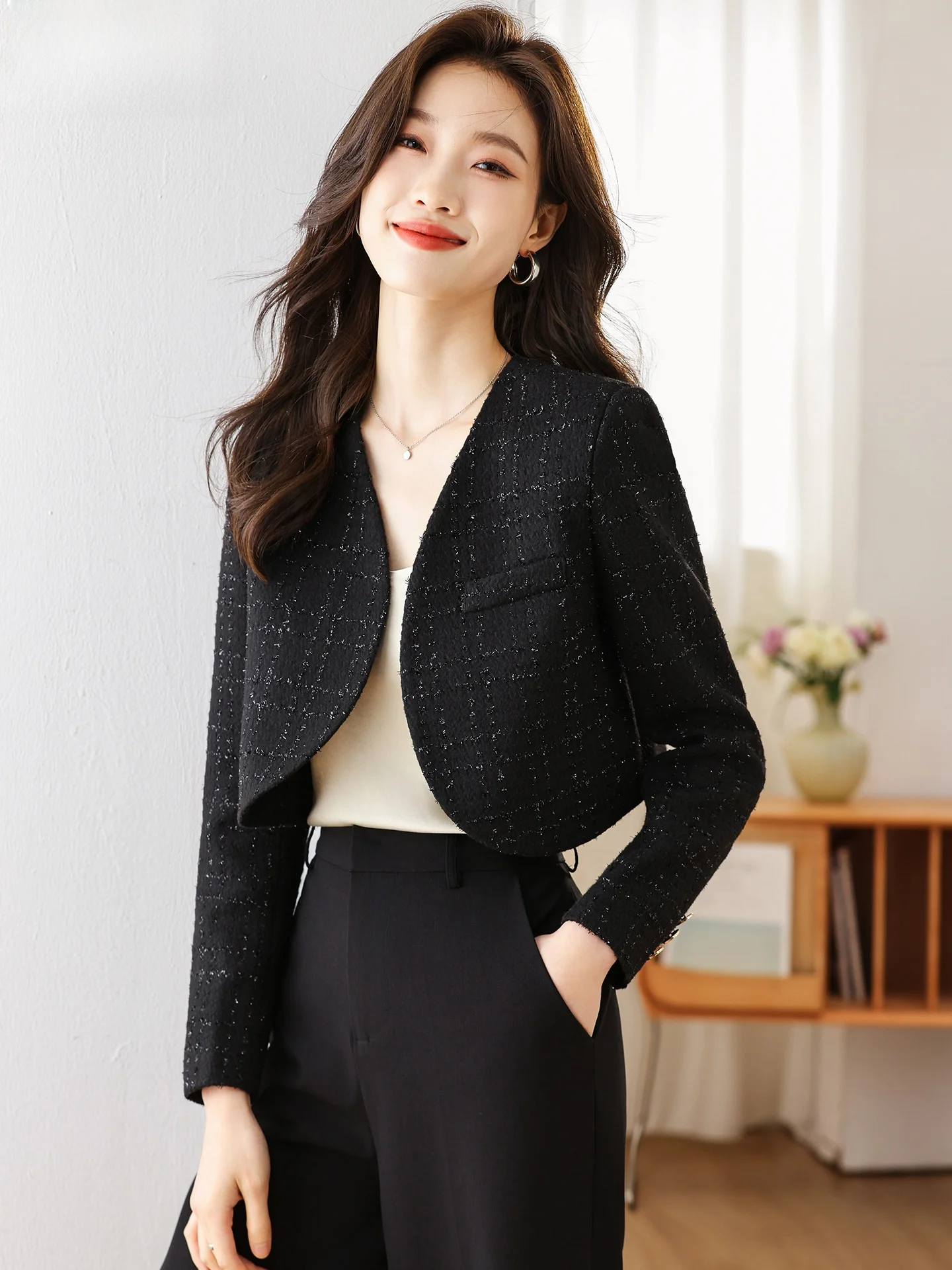 Black Notched Collar Short Suit Jacket Women's Fashionable Small Size Quilted Polyester Fiber Commute Style Autumn Top
Black Notched Collar Short Suit Jacket Women's Fashionable Small Size Quilted Polyester Fiber Commute Style Autumn Top