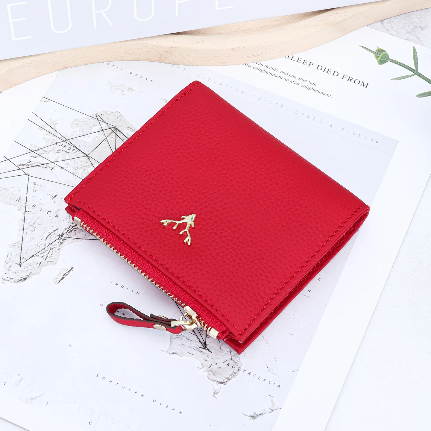 Женский тонкий короткий кошелек из натуральной кожи, новинка 2026 года, модный брендовый дизайн, женские кошельки с несколькими отделениями для карт, монетница
Женский тонкий короткий кошелек из натуральной кожи, новинка 2026 года, модный брендовый дизайн, женские кошельки с несколькими отделениями для карт, монетница