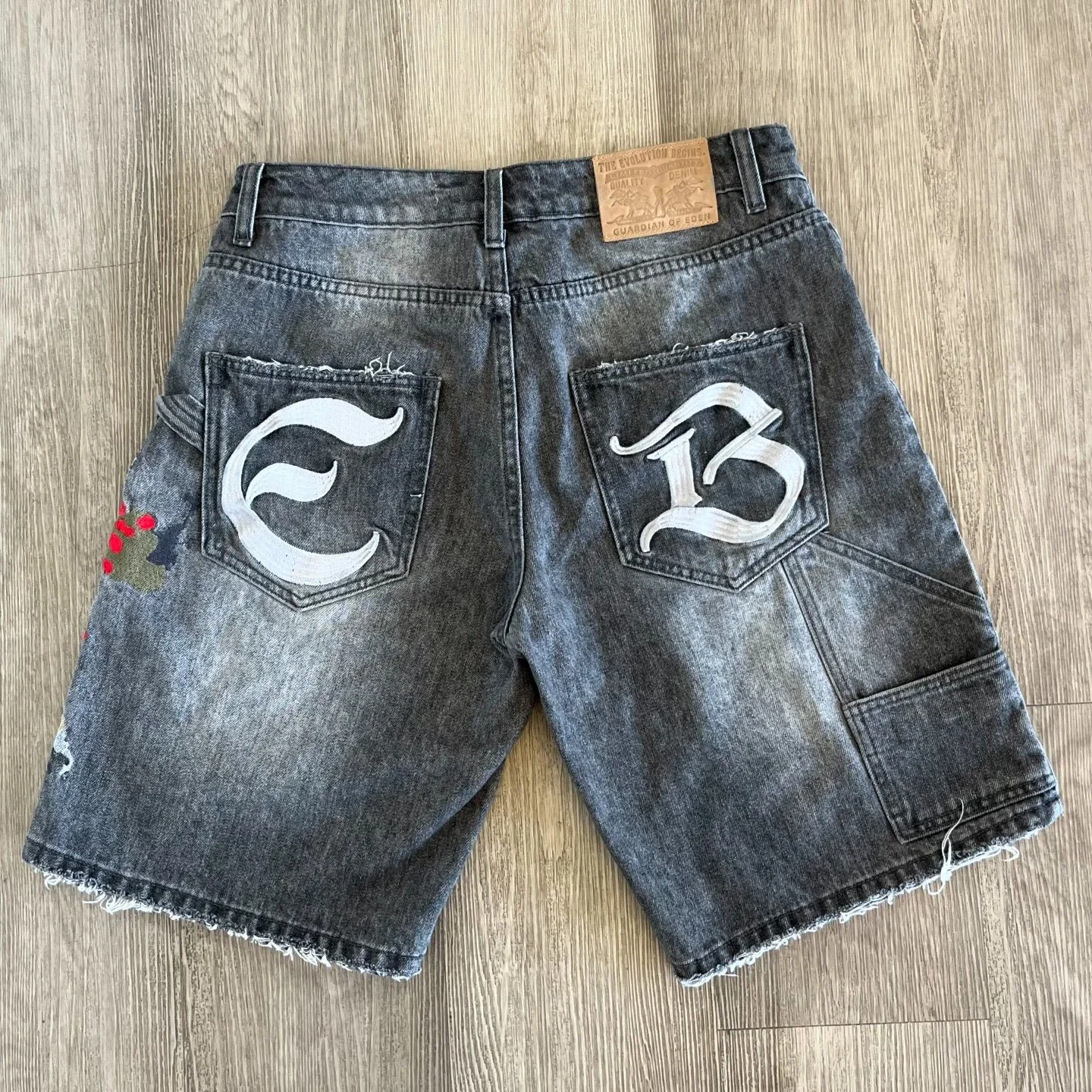 New Retro Fashion Painting Pattern Fully Embroidered Y2K Hip-hop Punk Men's and Women's Jeans Harajuku Street Denim Shorts
New Retro Fashion Painting Pattern Fully Embroidered Y2K Hip-hop Punk Men's and Women's Jeans Harajuku Street Denim Shorts