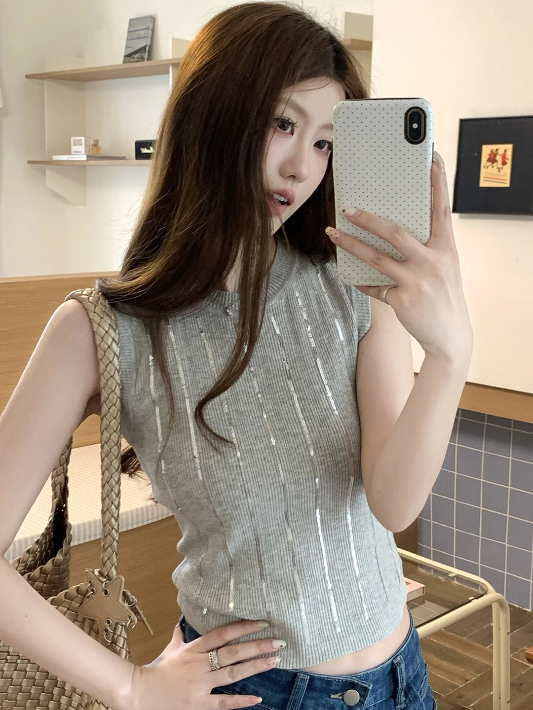 Korean Fashion Spicy Girl Stripe Sequin Sleeveless Vest Women's Summer New Short Crop Top Soft Knitted V-neck Regular Fit
Korean Fashion Spicy Girl Stripe Sequin Sleeveless Vest Women's Summer New Short Crop Top Soft Knitted V-neck Regular Fit