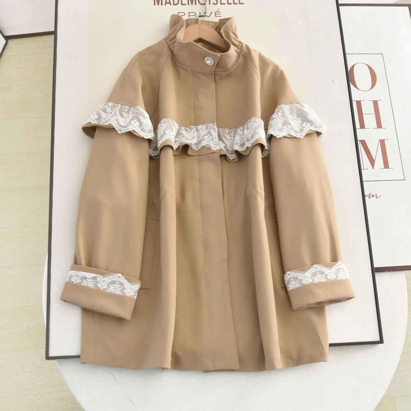 Korean Sle Lace Splicing Coat 2025 Autumn New Faion High-End Feeling Chic Medium-Length Women's Windbreaker Jaet
Korean Sle Lace Splicing Coat 2025 Autumn New Faion High-End Feeling Chic Medium-Length Women's Windbreaker Jaet