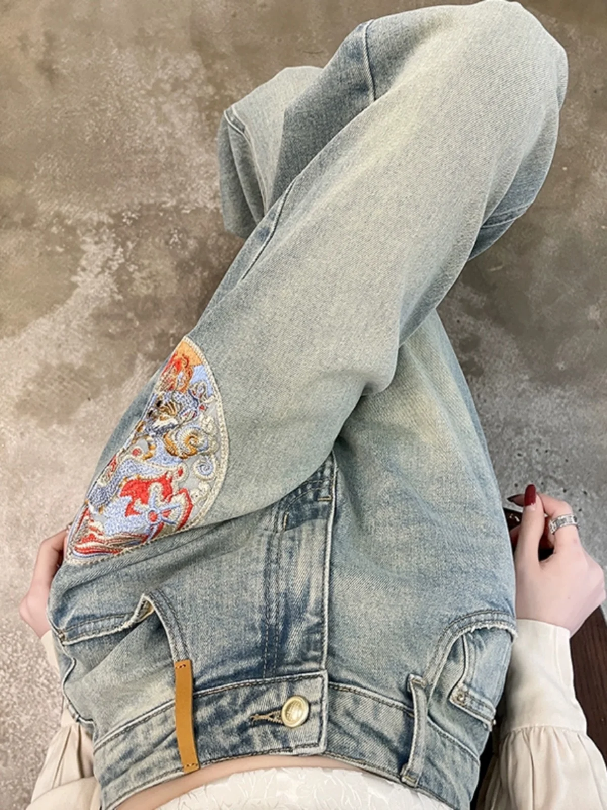 Весенние новые свободные женские джинсы с широкими штанинами и высокой талией, универсальные утягивающие брюки длиной до пола, удобные синие джинсовые брюки прямого кроя
Весенние новые свободные женские джинсы с широкими штанинами и высокой талией, универсальные утягивающие брюки длиной до пола, удобные синие джинсовые брюки прямого кроя