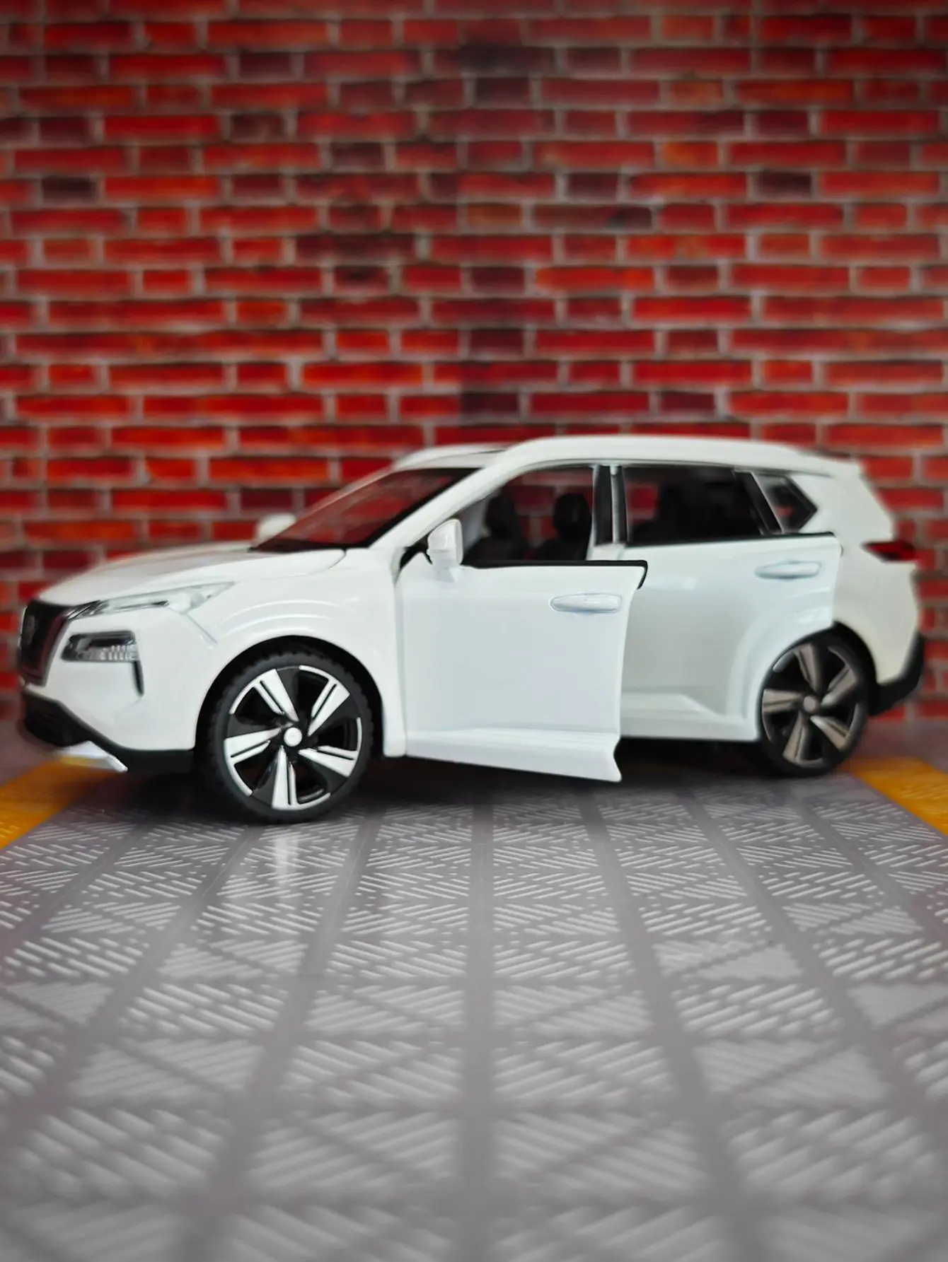 1:32 X-TRAIL alloy off-road vehicle model ornaments acousto-optic 6-door boy warrior toy birthday gift
1:32 X-TRAIL alloy off-road vehicle model ornaments acousto-optic 6-door boy warrior toy birthday gift