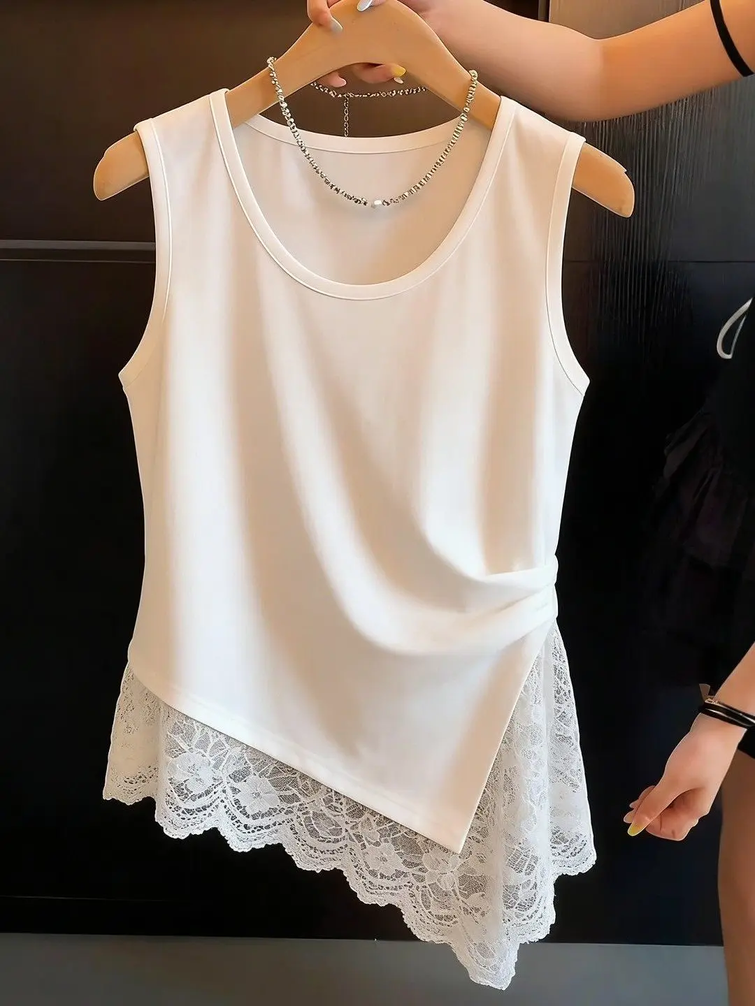 Korean Style Slim Fit Lace Patchwork Sleeveless Top Asymmetrical Design Breathable Casual Wear for Women in Summer
Korean Style Slim Fit Lace Patchwork Sleeveless Top Asymmetrical Design Breathable Casual Wear for Women in Summer
