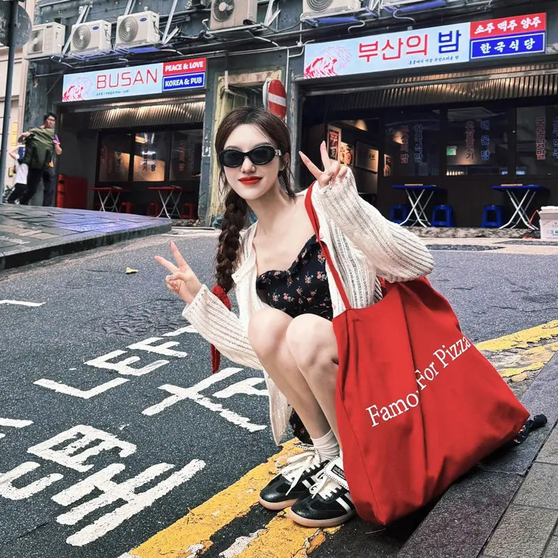 Large Capacity Canvas Bag New Fashion Casual Red Letter Shoulder Bag Daily Commuter Tote Street Fashion Popular Design
Large Capacity Canvas Bag New Fashion Casual Red Letter Shoulder Bag Daily Commuter Tote Street Fashion Popular Design