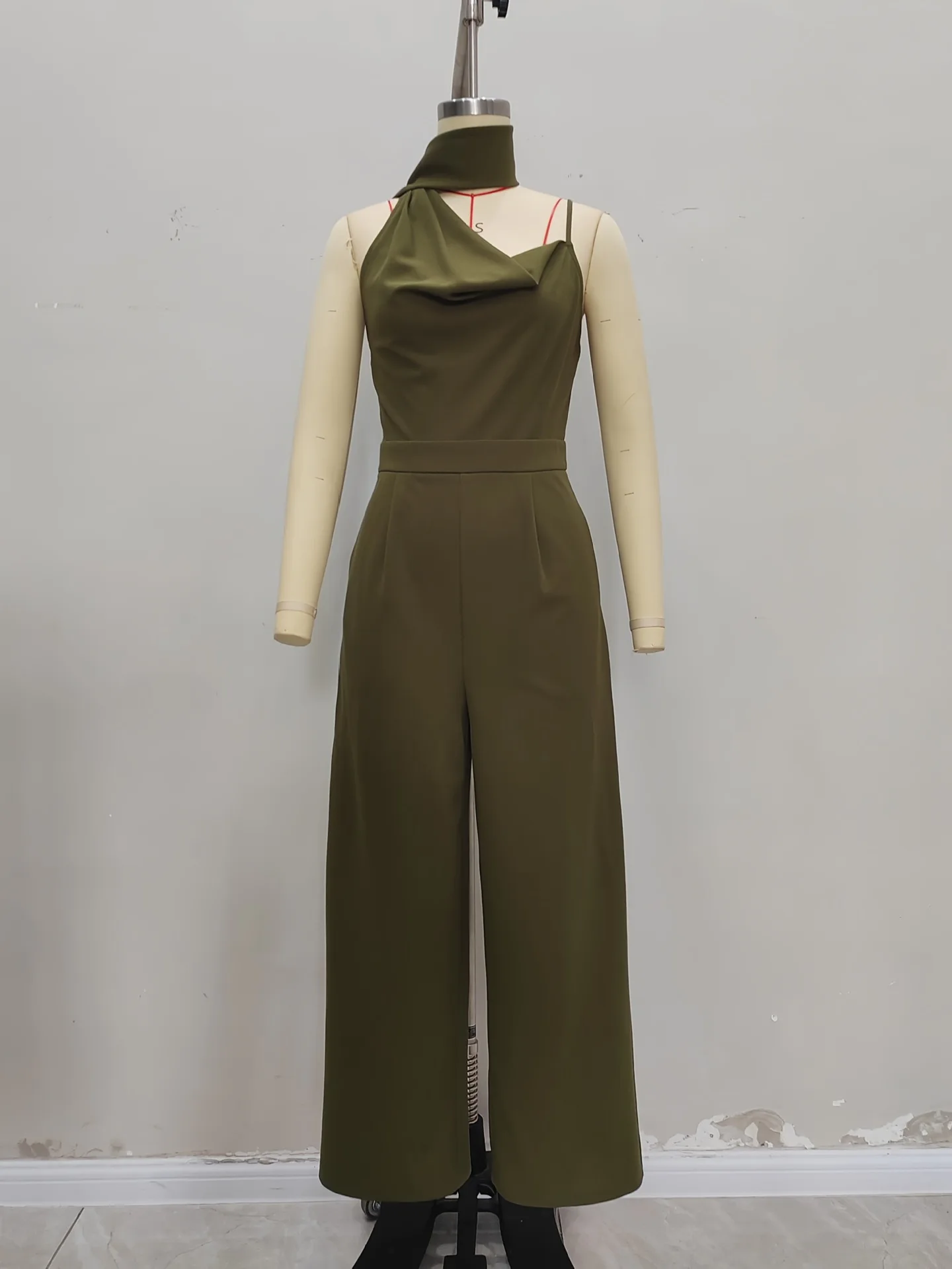Jumpsuit Women 2026 Spring New Solid Color Asymmetrical Collar Sleeveless Pocket Design High Waist Casual Straight Leg Jumpsuit
Jumpsuit Women 2026 Spring New Solid Color Asymmetrical Collar Sleeveless Pocket Design High Waist Casual Straight Leg Jumpsuit