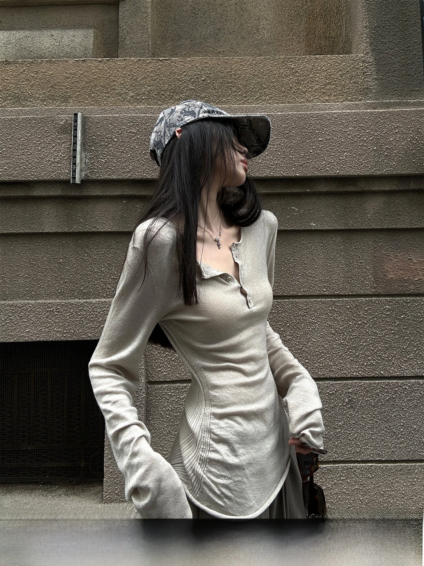 Женская приталенная шерстяная вязаная футболка с длинным рукавом, осенне-зимняя новинка, с воротником хенли, базовый слой, корейский стиль, модная и элегантная.
Женская приталенная шерстяная вязаная футболка с длинным рукавом, осенне-зимняя новинка, с воротником хенли, базовый слой, корейский стиль, модная и элегантная.