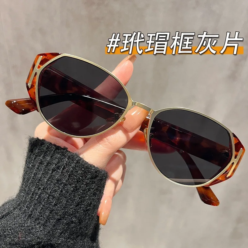 Retro Cat Eye Sunglasses For Women Oval Shaped UV Protection High-Quality Fashion Trendy Street Fashion Trendsetters
Retro Cat Eye Sunglasses For Women Oval Shaped UV Protection High-Quality Fashion Trendy Street Fashion Trendsetters