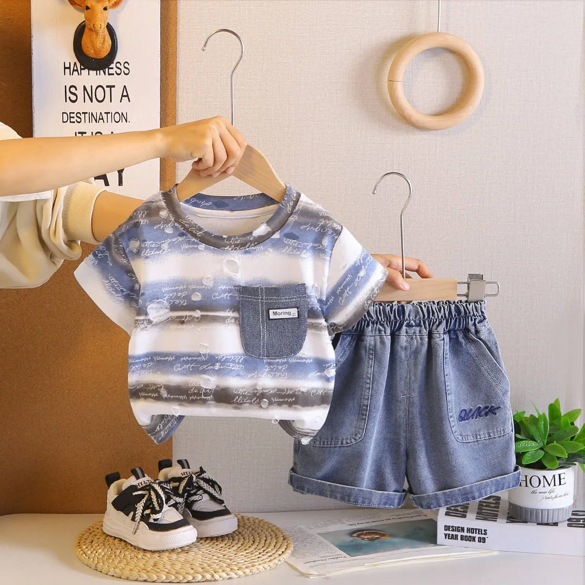 Toddler Boys Suit 2026 New Baby Boy Summer Clothes Leisure Letter Wavy Short Sleeve T-shirts and Shorts Two Piece Children's Set
Toddler Boys Suit 2026 New Baby Boy Summer Clothes Leisure Letter Wavy Short Sleeve T-shirts and Shorts Two Piece Children's Set