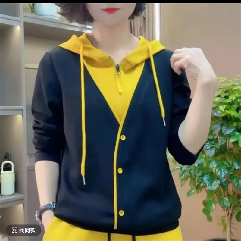 Women Hoodie Jacket 2025 New Fashion Short Coat Female Casual All-match Loose Fake Two Pieces Casual Loose Contrast Ladies Tops
Women Hoodie Jacket 2025 New Fashion Short Coat Female Casual All-match Loose Fake Two Pieces Casual Loose Contrast Ladies Tops
