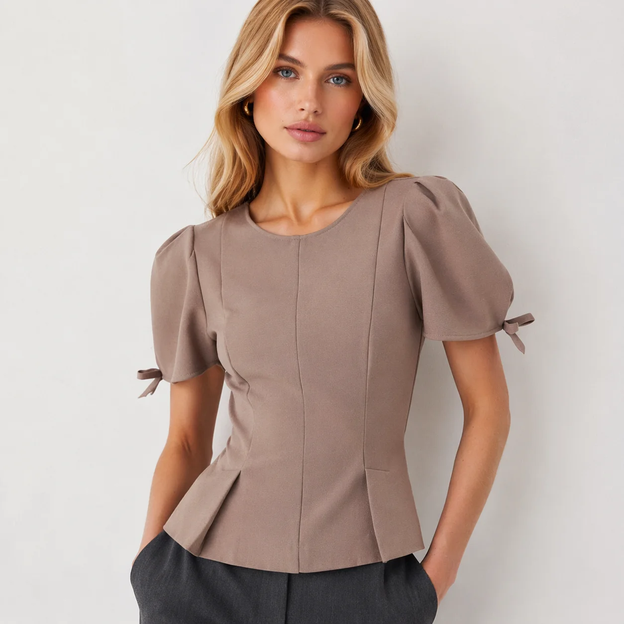 2026 Women's Round Neck Puff Short Sleeve Blouse, Cuff Bow Tie Detail Vertical Seam Waist Cinched Split Hem Slim Fit Tailored To
2026 Women's Round Neck Puff Short Sleeve Blouse, Cuff Bow Tie Detail Vertical Seam Waist Cinched Split Hem Slim Fit Tailored To