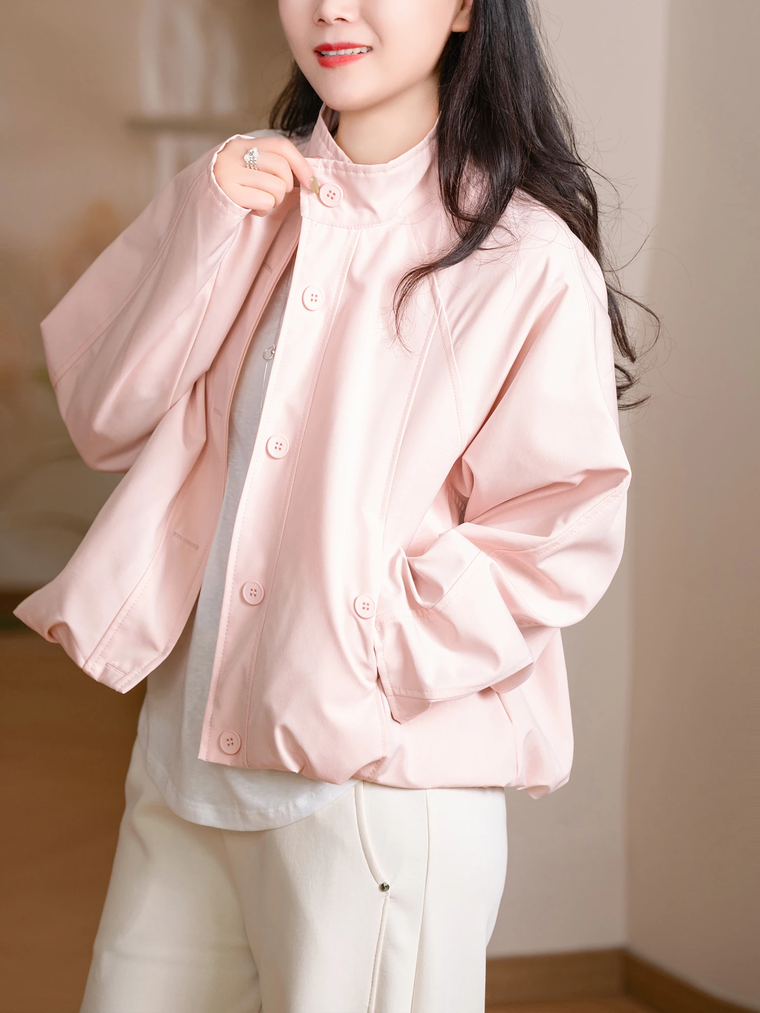 Женское пальто свободного кроя из полиэстера с внутренней полоской, серия Spring Light Color, модель D2689
Женское пальто свободного кроя из полиэстера с внутренней полоской, серия Spring Light Color, модель D2689