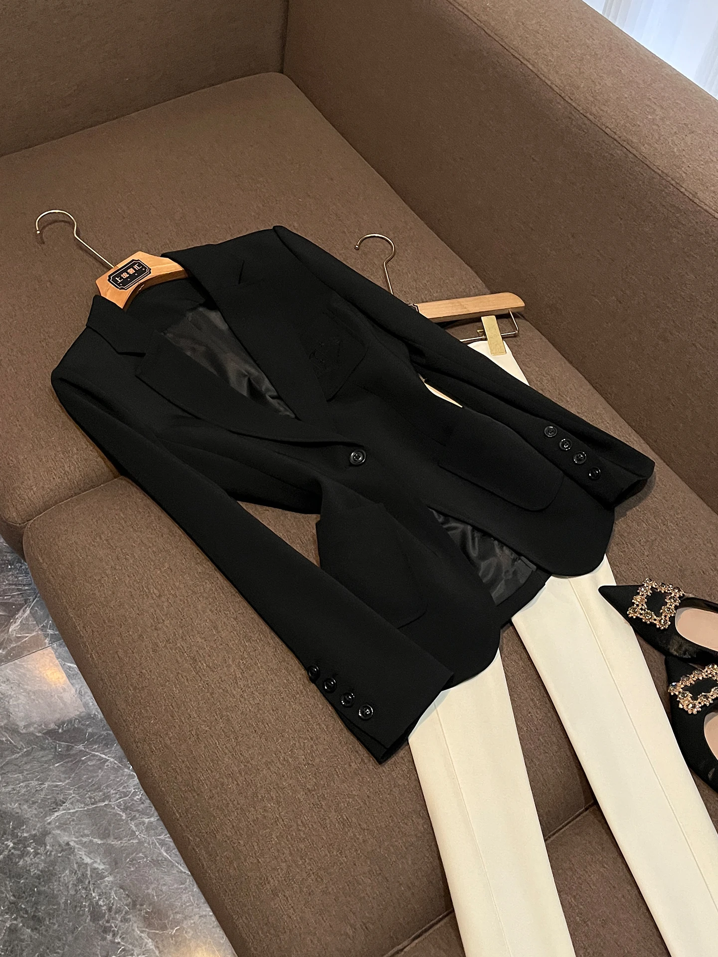 Slim Fit Long Sleeve Suit Women's Waist-Cinching Commute Professional Outerwear Elegant Lightweight Style BP366
Slim Fit Long Sleeve Suit Women's Waist-Cinching Commute Professional Outerwear Elegant Lightweight Style BP366
