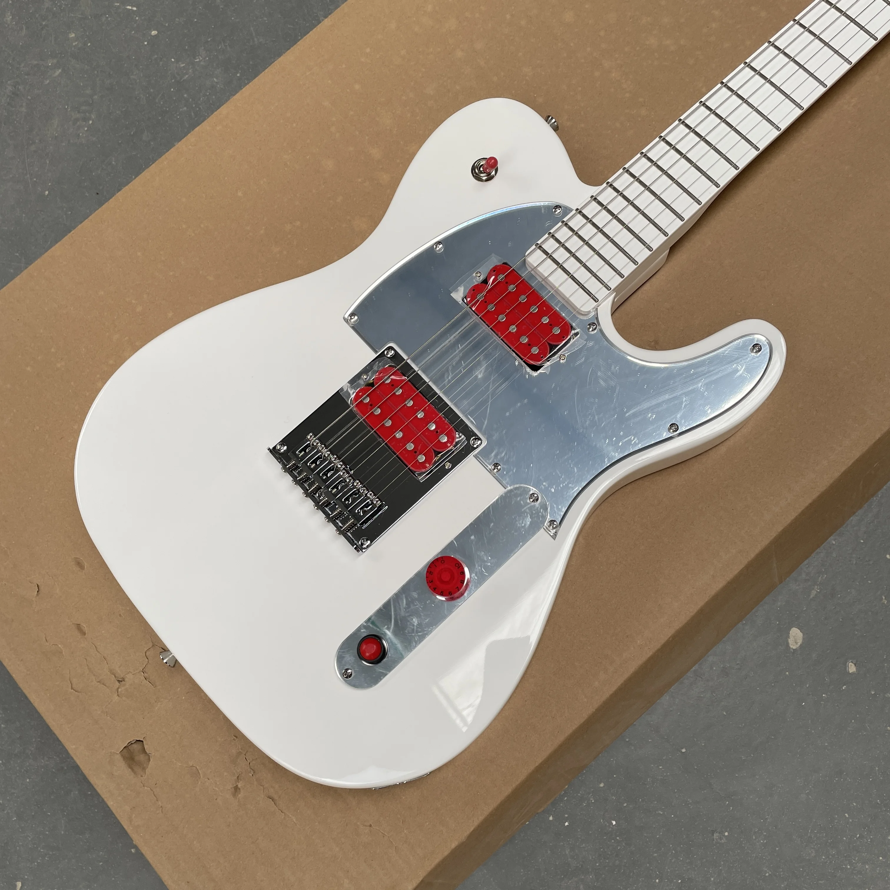 6-string matte white electric guitar with red HH pickups and 22-fret maple fingerboard guitars. A high-appeal electric guitarra.
6-string matte white electric guitar with red HH pickups and 22-fret maple fingerboard guitars. A high-appeal electric guitarra.