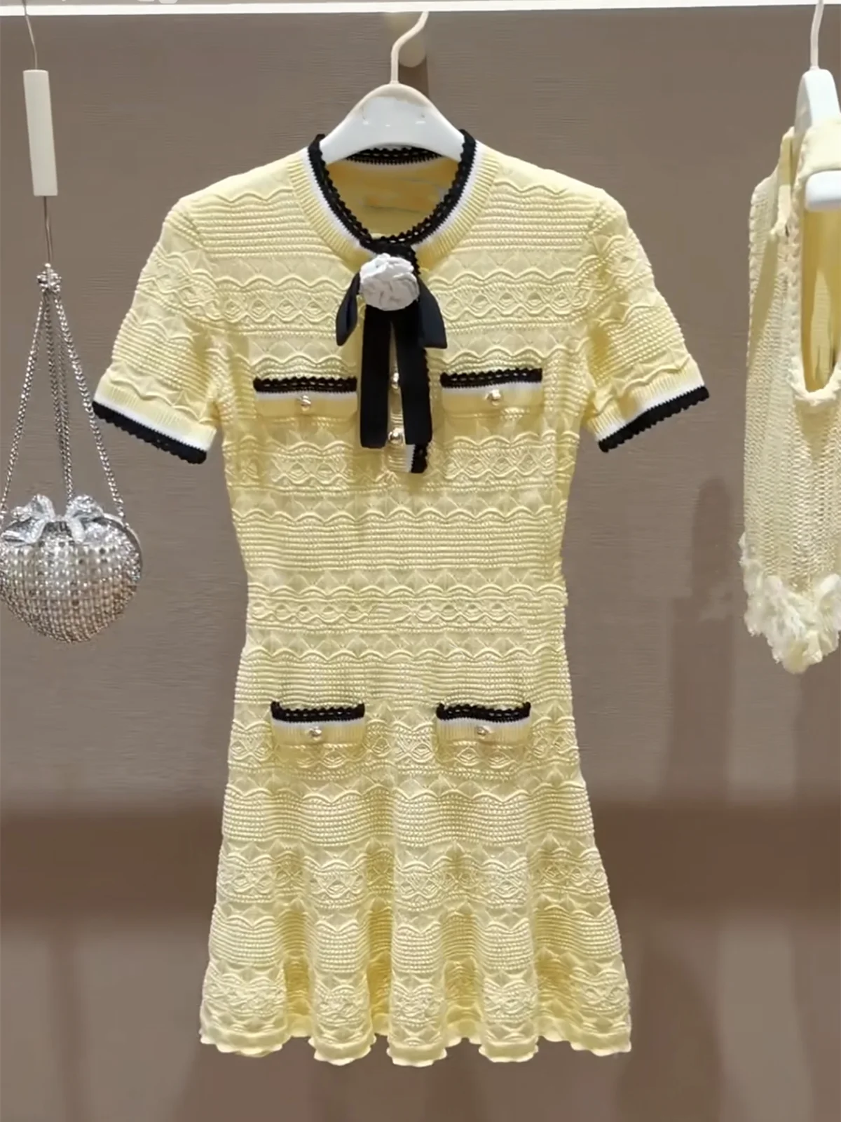 Elegant Sweet Knot Short Sleeve A-Line High Waist Slim Fit Knitted Dress High-End Version European Style Dress
Elegant Sweet Knot Short Sleeve A-Line High Waist Slim Fit Knitted Dress High-End Version European Style Dress