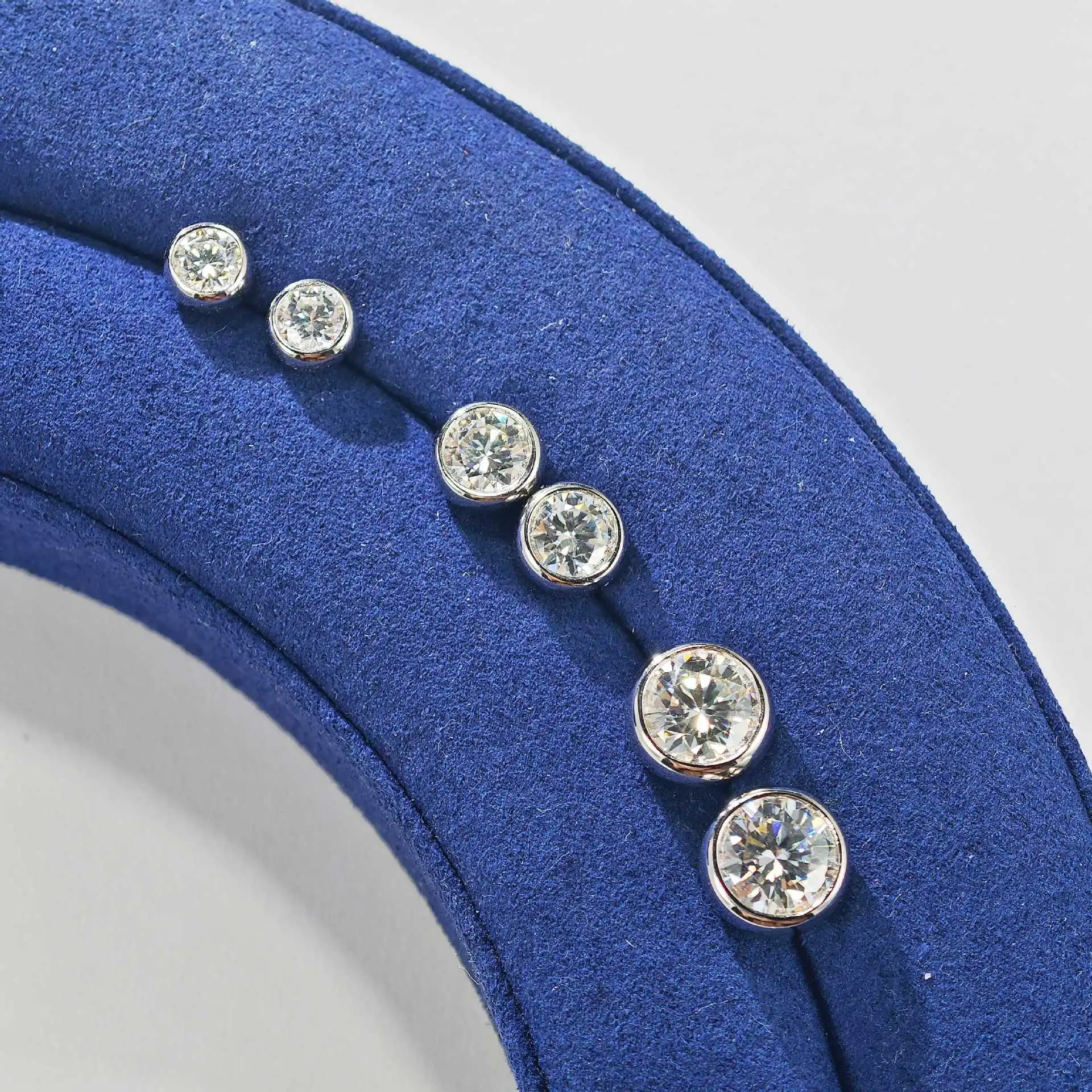 Platinum PT950 small bubble moissanite stud earrings - simple, fashionable and versatile
Platinum PT950 small bubble moissanite stud earrings - simple, fashionable and versatile