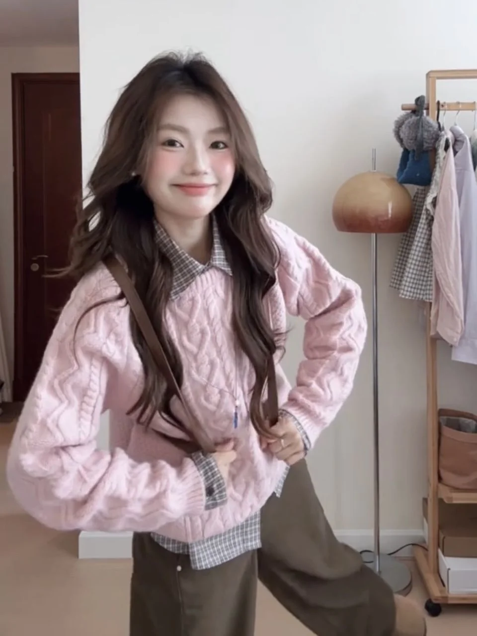 Новый женский свитер из мягкого трикотажа в стиле «слэйт», свободного кроя, с круглым вырезом, для весны и осени, комфортный, длинный рукав
Новый женский свитер из мягкого трикотажа в стиле «слэйт», свободного кроя, с круглым вырезом, для весны и осени, комфортный, длинный рукав