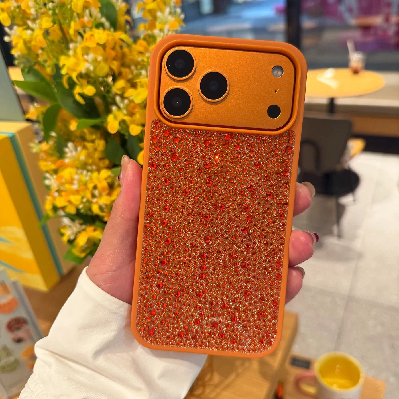 Suitable for iPhone. High-end crystal-clear phone case with shock-proof silicone and full-diamond particles crystal.
Suitable for iPhone. High-end crystal-clear phone case with shock-proof silicone and full-diamond particles crystal.