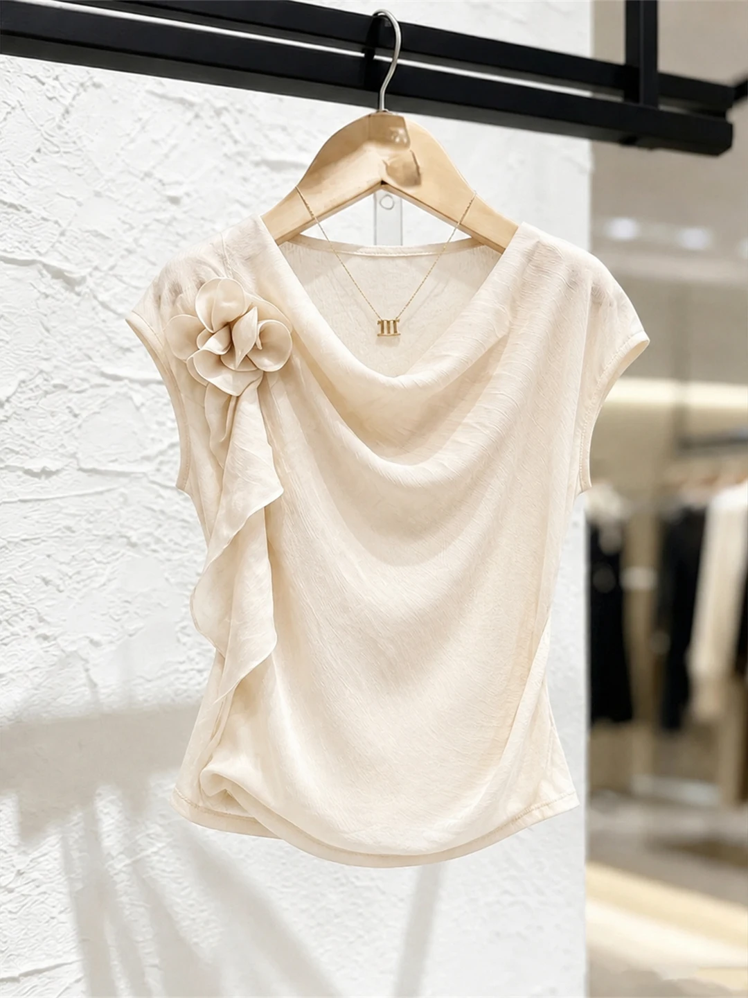 Elegant Floral Embroidery Short Sleeve Shirt Commute Gentle Style Korean Version Straight Cut Summer 2026 Silk Top
Elegant Floral Embroidery Short Sleeve Shirt Commute Gentle Style Korean Version Straight Cut Summer 2026 Silk Top