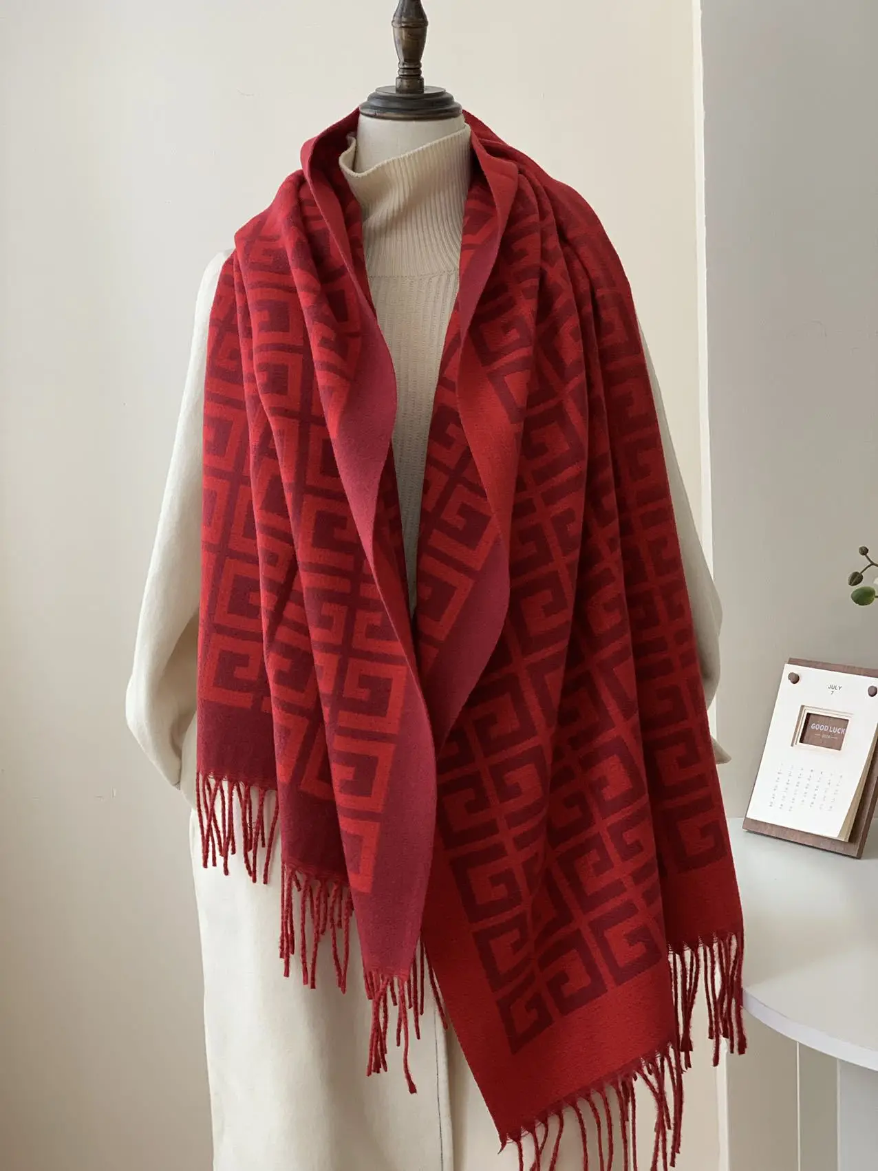 Женский шарф без выпадения 2025 года, зимняя теплая накидка с лабиринтным узором, шаль без бахромы для ношения с пальто, универсальный 2-в-1
Женский шарф без выпадения 2025 года, зимняя теплая накидка с лабиринтным узором, шаль без бахромы для ношения с пальто, универсальный 2-в-1