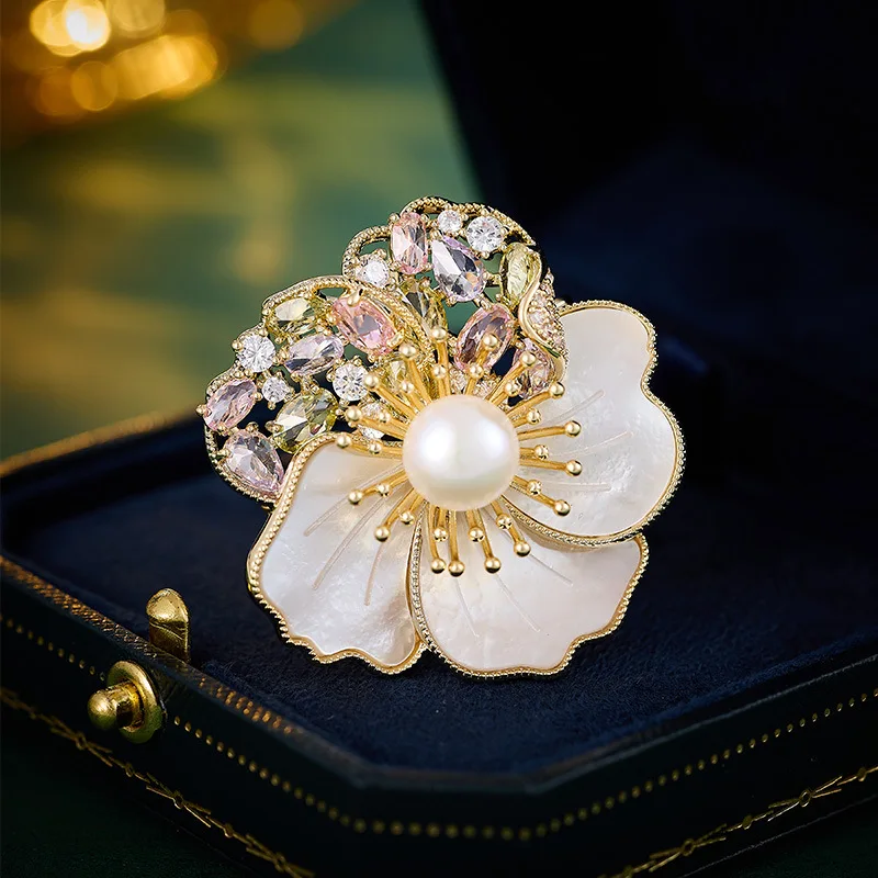 Luxurious Heavy Craft Freshwater Pearl Shell Camellia Brooch High-end Exquisite Corsage Suit Evening High-end Accessory
Luxurious Heavy Craft Freshwater Pearl Shell Camellia Brooch High-end Exquisite Corsage Suit Evening High-end Accessory