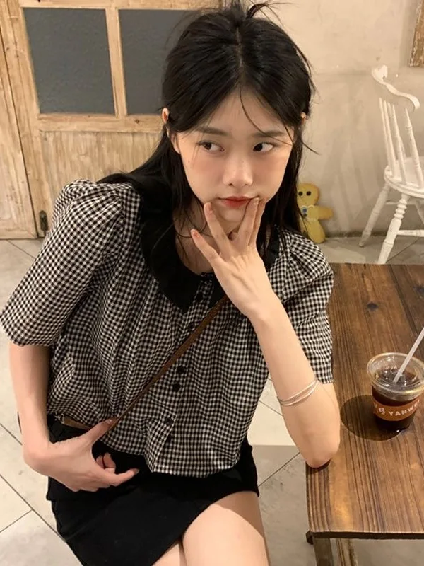 Retro Korean Sweet Style Women's Shirt Summer New Black White Plaid Small Turn-down Collar Elegant Short Sleeve Floral
Retro Korean Sweet Style Women's Shirt Summer New Black White Plaid Small Turn-down Collar Elegant Short Sleeve Floral