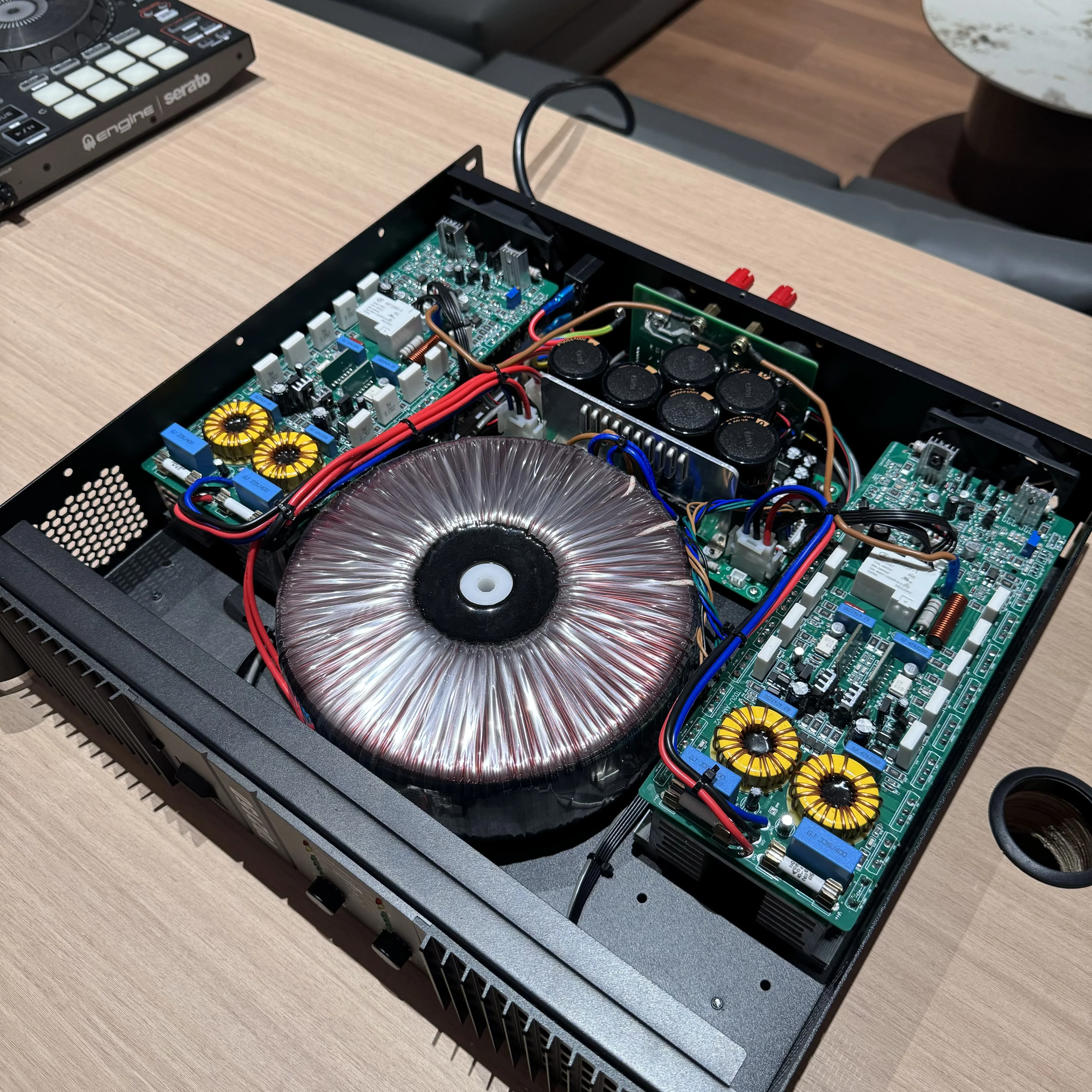 2025 New Fashion High Quality Professional 1500W 2U Amplifier Best Sound Audio 8ohm 2U Concert Use Metal High Power 2U Amp
2025 New Fashion High Quality Professional 1500W 2U Amplifier Best Sound Audio 8ohm 2U Concert Use Metal High Power 2U Amp