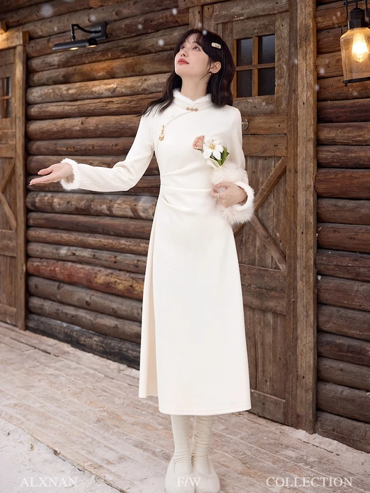 ALXNAN White Long Dress Women New Chinese Thick Warm Dresses 2025 Autumn Elegant Metal Buckle Design Long Sleeve Clothes L52576
ALXNAN White Long Dress Women New Chinese Thick Warm Dresses 2025 Autumn Elegant Metal Buckle Design Long Sleeve Clothes L52576