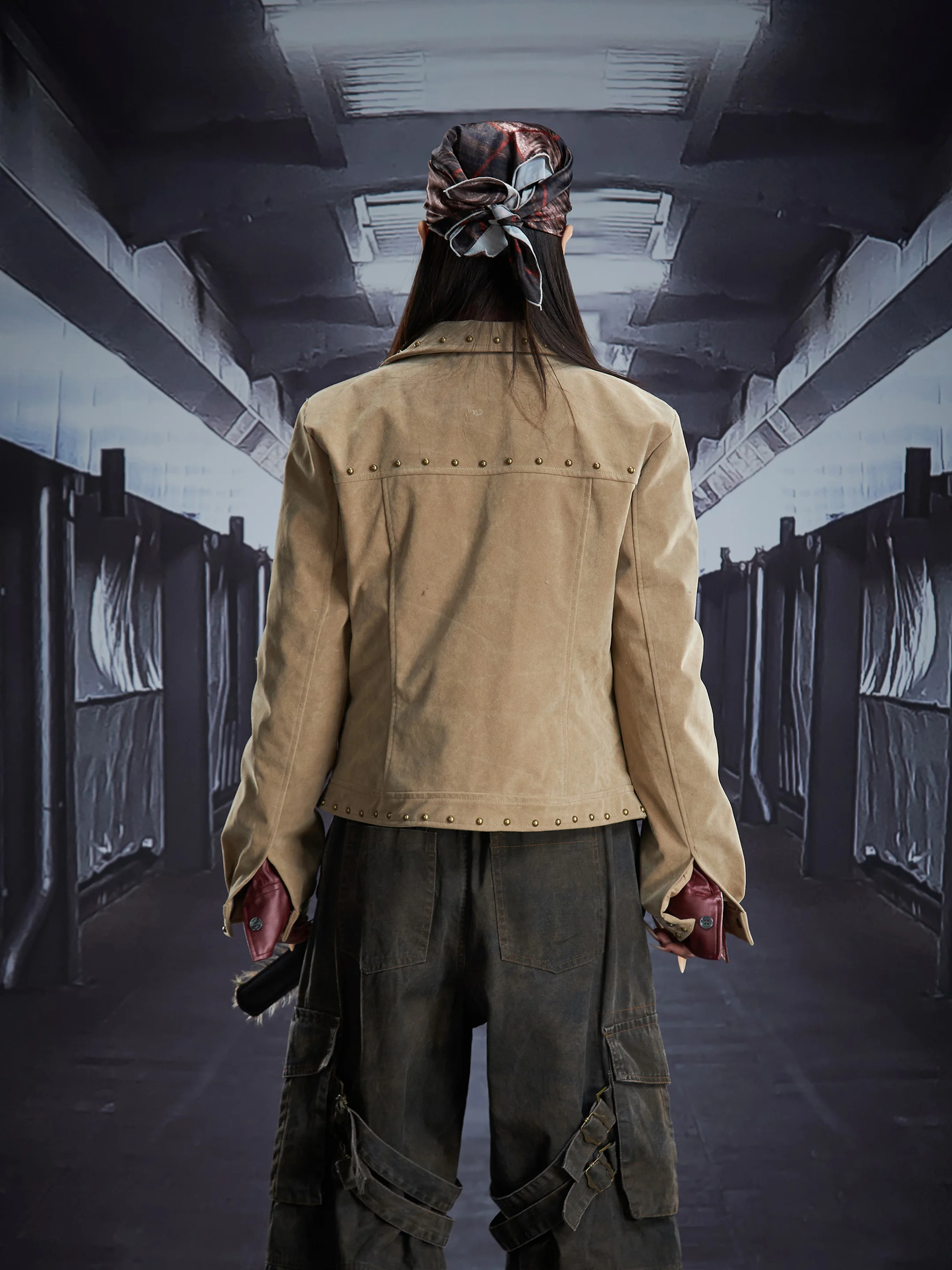 Съемный меховой воротник с лацканами, бронзовые заклепки, индивидуальная короткая утепленная куртка в стиле ретро на молнии
Съемный меховой воротник с лацканами, бронзовые заклепки, индивидуальная короткая утепленная куртка в стиле ретро на молнии