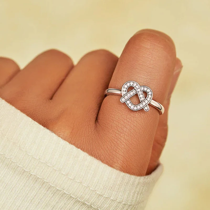 Huitan Luxury Silver Color Heart Finger Ring Women Engagement Jewelry with Bright Zirconia Romantic Wedding Ceremony Accessories
Huitan Luxury Silver Color Heart Finger Ring Women Engagement Jewelry with Bright Zirconia Romantic Wedding Ceremony Accessories
