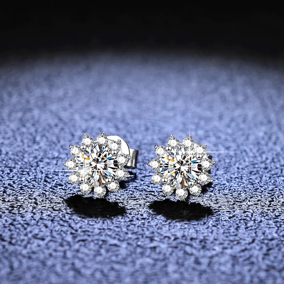 18K Gold Inlaid Diamond Earrings Sunflower Four Claw Circular Earrings Temperament 0.5 Carat D Color Moissanite Jewelry Earrings
18K Gold Inlaid Diamond Earrings Sunflower Four Claw Circular Earrings Temperament 0.5 Carat D Color Moissanite Jewelry Earrings