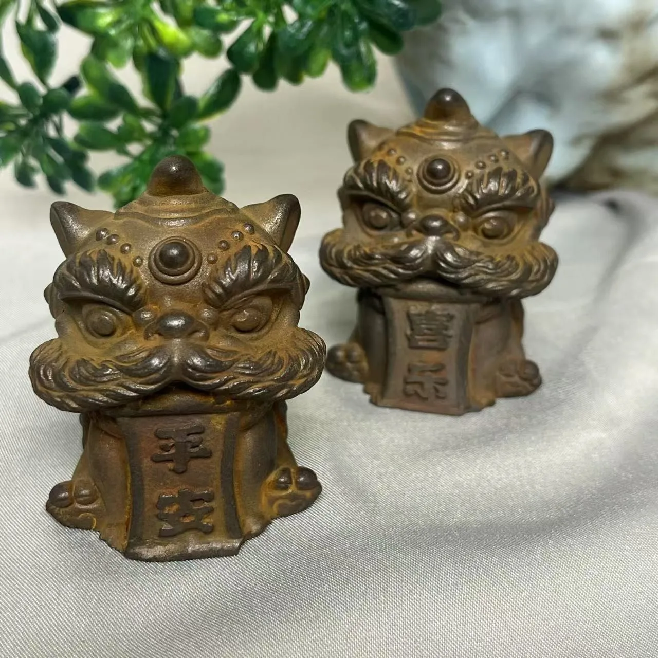 1 pair Cast Chinese Lion Figurine Auspicious Beast Home Tea Pet Decor Fengshui wealth Collection Crafts Desk Statue sculpture
1 pair Cast Chinese Lion Figurine Auspicious Beast Home Tea Pet Decor Fengshui wealth Collection Crafts Desk Statue sculpture
