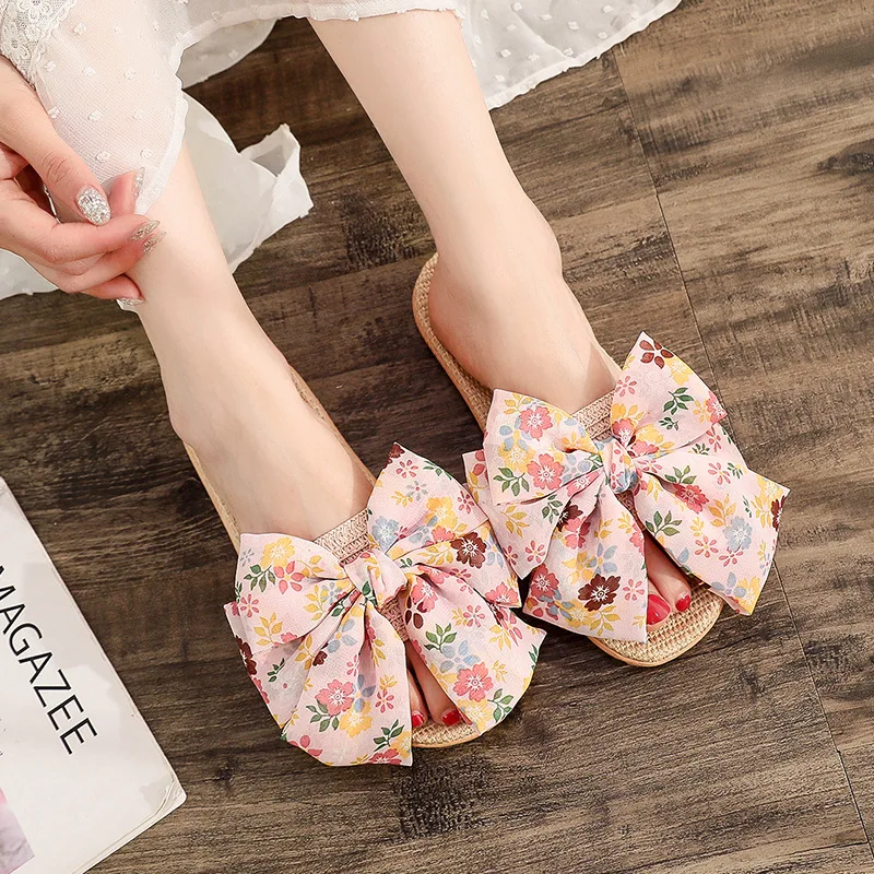 2026 New Japanese Style Floral Big Bow Linen Slippers Women Indoor Soft Sole Casual Home Summer Breathable Slide Sandals
2026 New Japanese Style Floral Big Bow Linen Slippers Women Indoor Soft Sole Casual Home Summer Breathable Slide Sandals