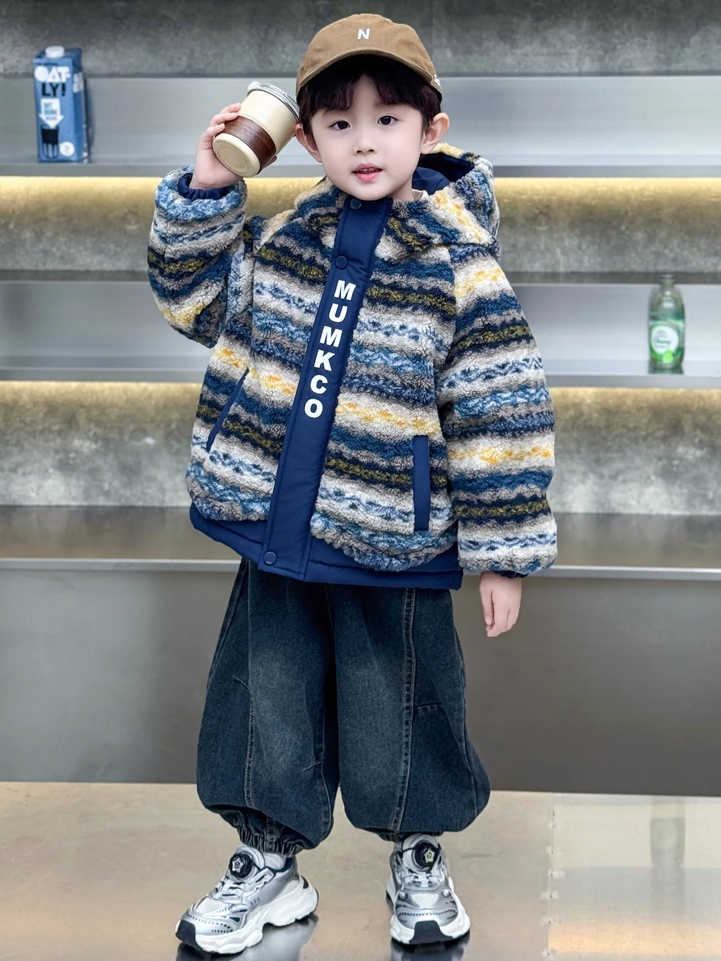 Утепленная флисовая осенне-зимняя куртка для мальчиков, хлопковое пальто с капюшоном, водонепроницаемое, с длинными рукавами, молодежная модная модель
Утепленная флисовая осенне-зимняя куртка для мальчиков, хлопковое пальто с капюшоном, водонепроницаемое, с длинными рукавами, молодежная модная модель