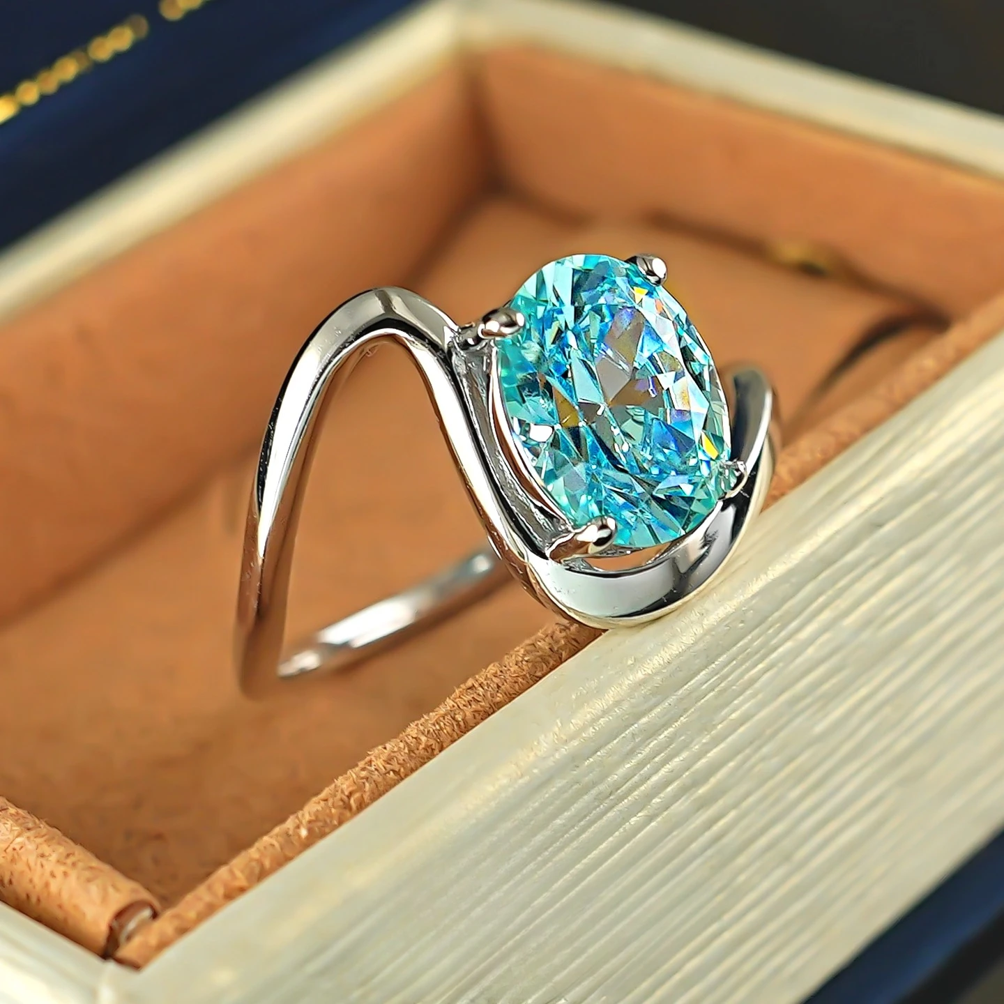 2-carat Oval Navy Blue 925 Silver Ring, Women's Ice Flower Cutting, Niche Personality 
2-carat Oval Navy Blue 925 Silver Ring, Women's Ice Flower Cutting, Niche Personality